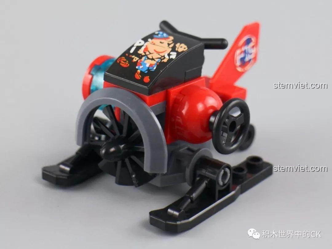 Mô hình xe trượt tuyết mini màu đỏ trong bộ Winner 8056, một trong ba mẫu lắp được.