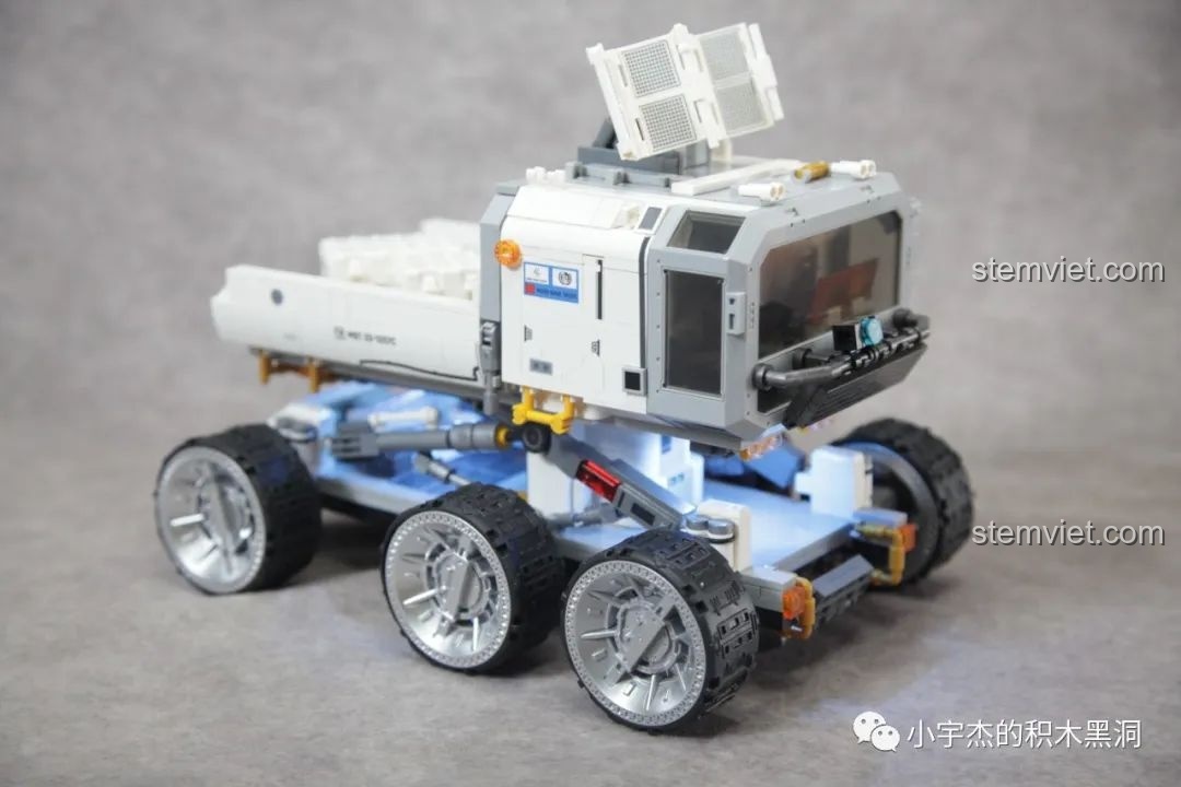 Mô hình Xe Vận Tải Mặt Trăng SEMBO 107105 cùng 5 minifigures phi hành gia.