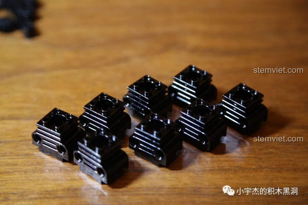 Các khối xi-lanh động cơ V8 được mạ điện trong bộ đồ chơi mô hình Ford Mustang 1965 độ 13108.