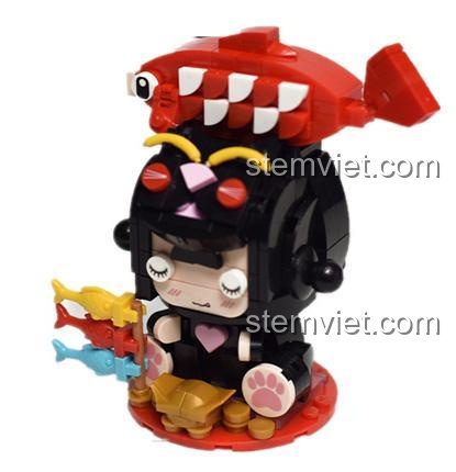 Ảnh chụp nghiêng của đồ chơi lắp ráp Mèo chiêu tài đội cá Koi, cho thấy các chi tiết bên hông và vẻ mặt đáng yêu.