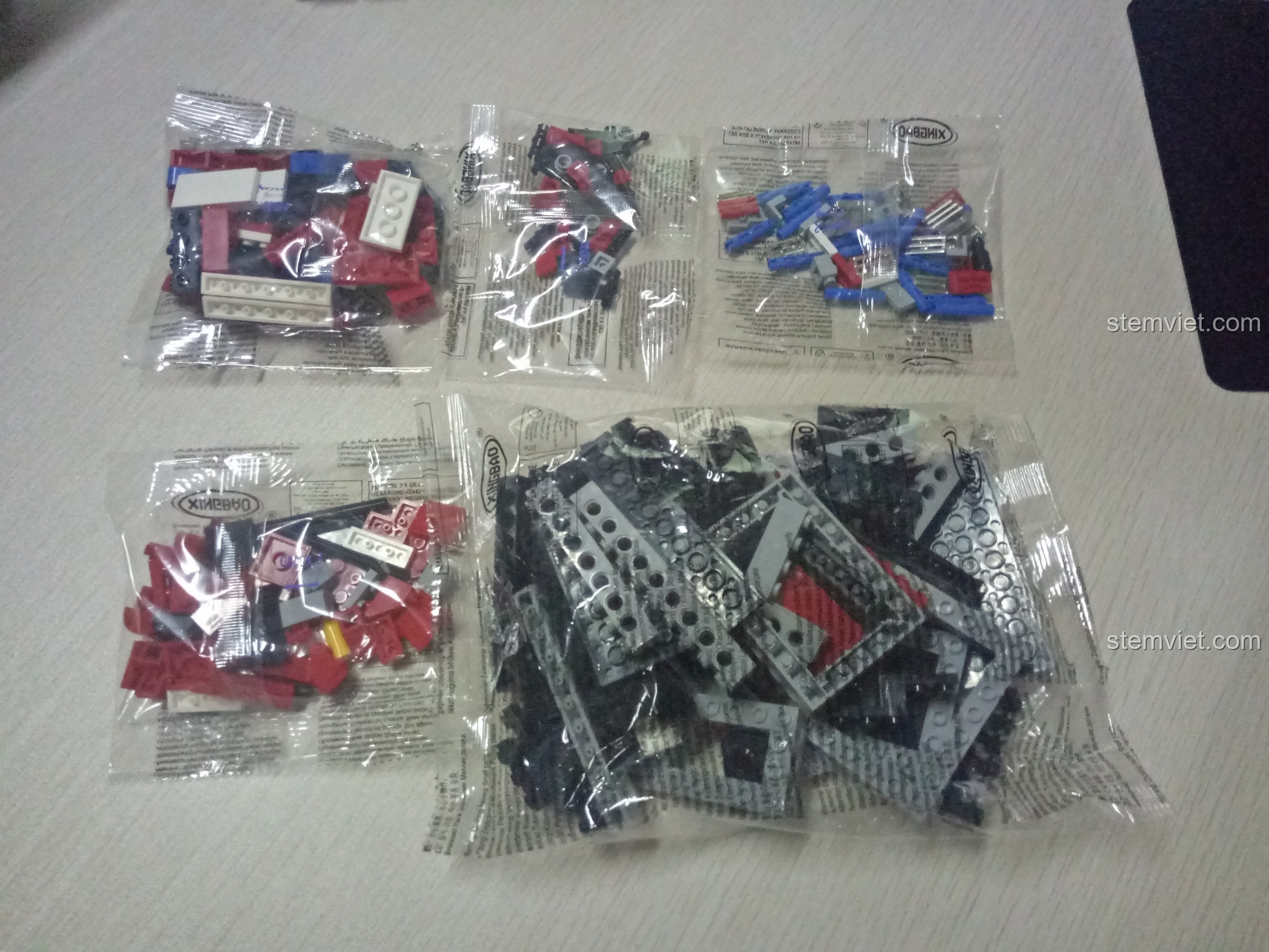 Các túi chi tiết được đánh số thứ tự để lắp ráp phần đầu của xe hơi cổ điển trong bộ Xingbao 08003.