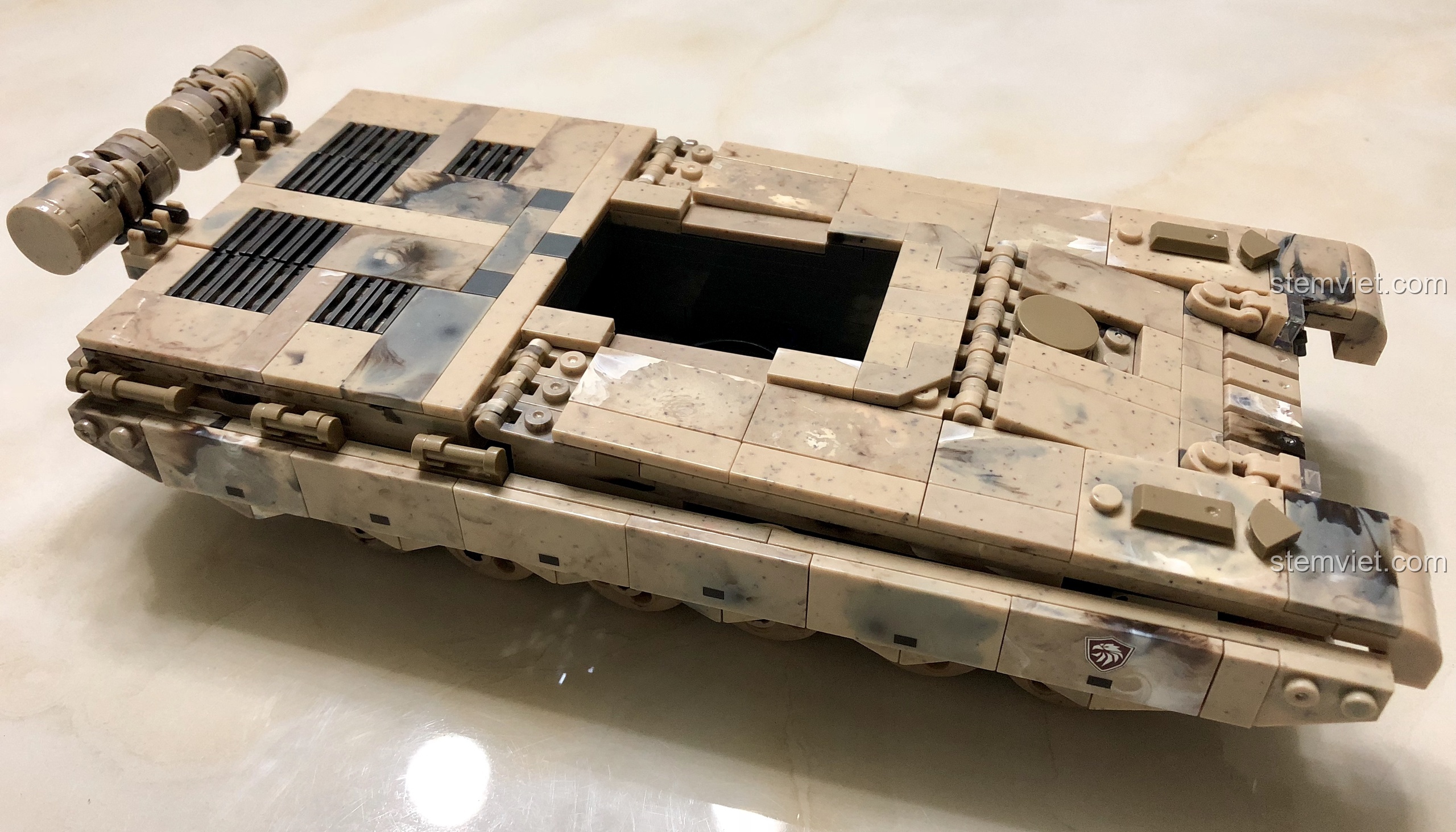 Ảnh quảng cáo chính thức của bộ lắp ráp Xe tăng chiến đấu chủ lực Type 99 và các minifigure lính.