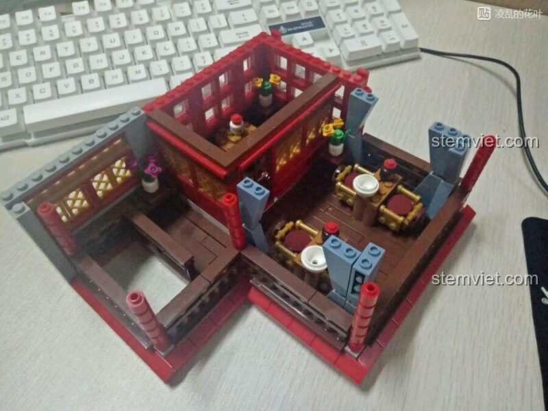 Nội thất tầng 2 với phòng trà và ban công của mô hình XINGBAO XB01002, chi tiết và đẹp mắt.