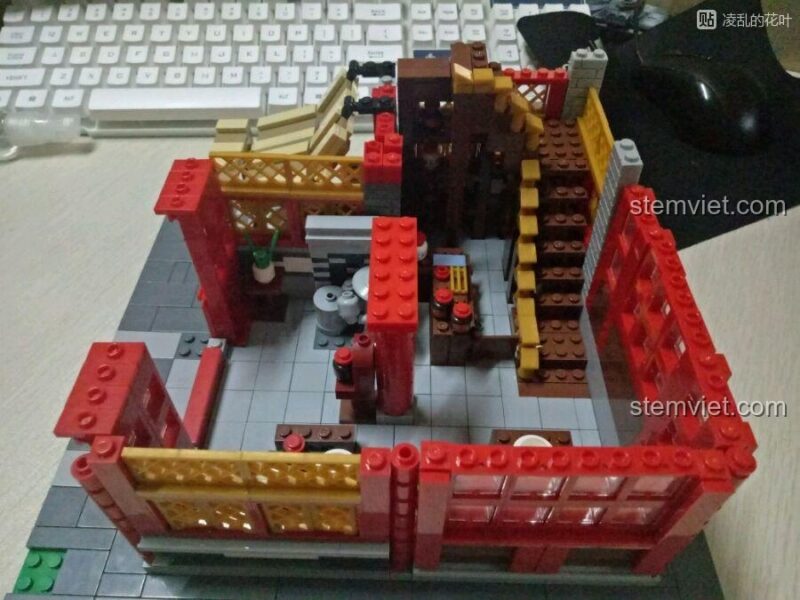Quá trình lắp ráp tầng 1 của đồ chơi xây dựng Kiến trúc phố Tàu XB 01002, một trải nghiệm thú vị.