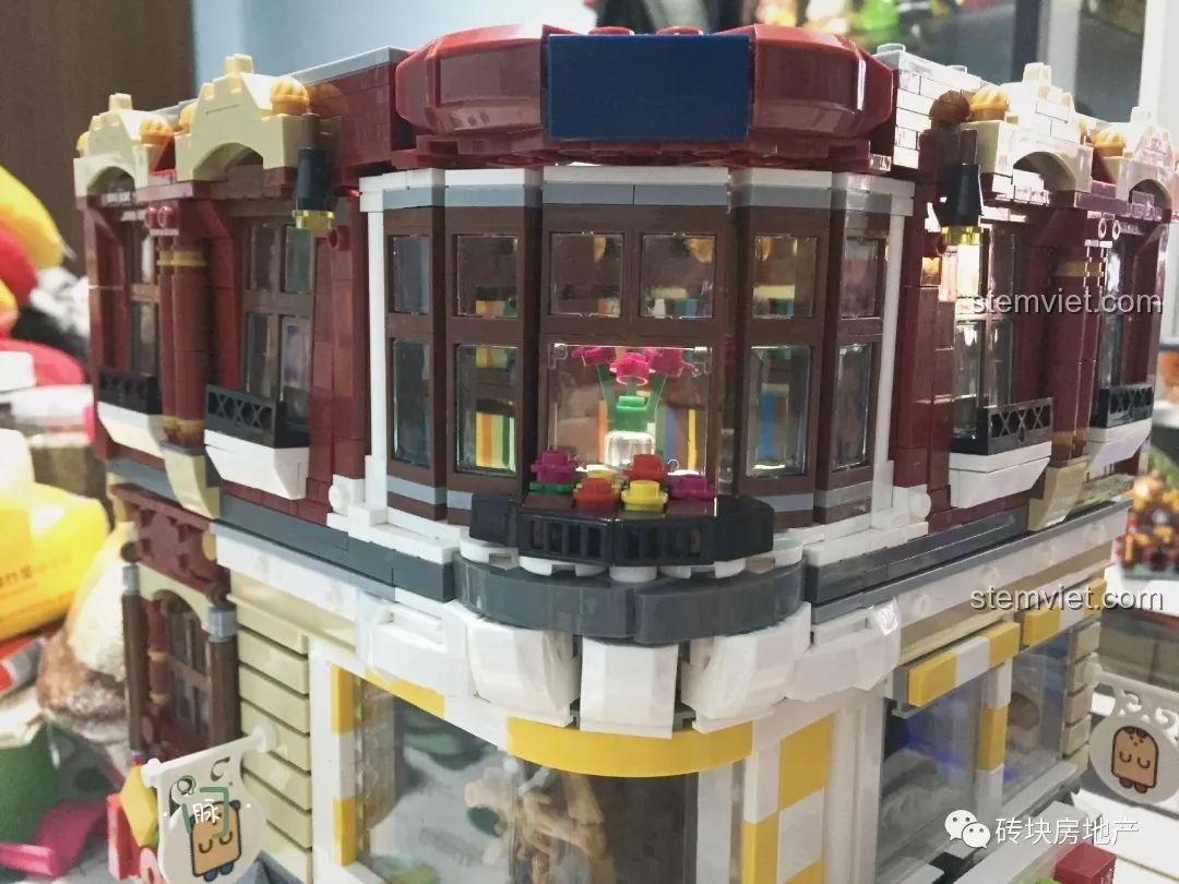 Sân thượng của đồ chơi mô hình Hiệu sách với bàn ghế và dù che.