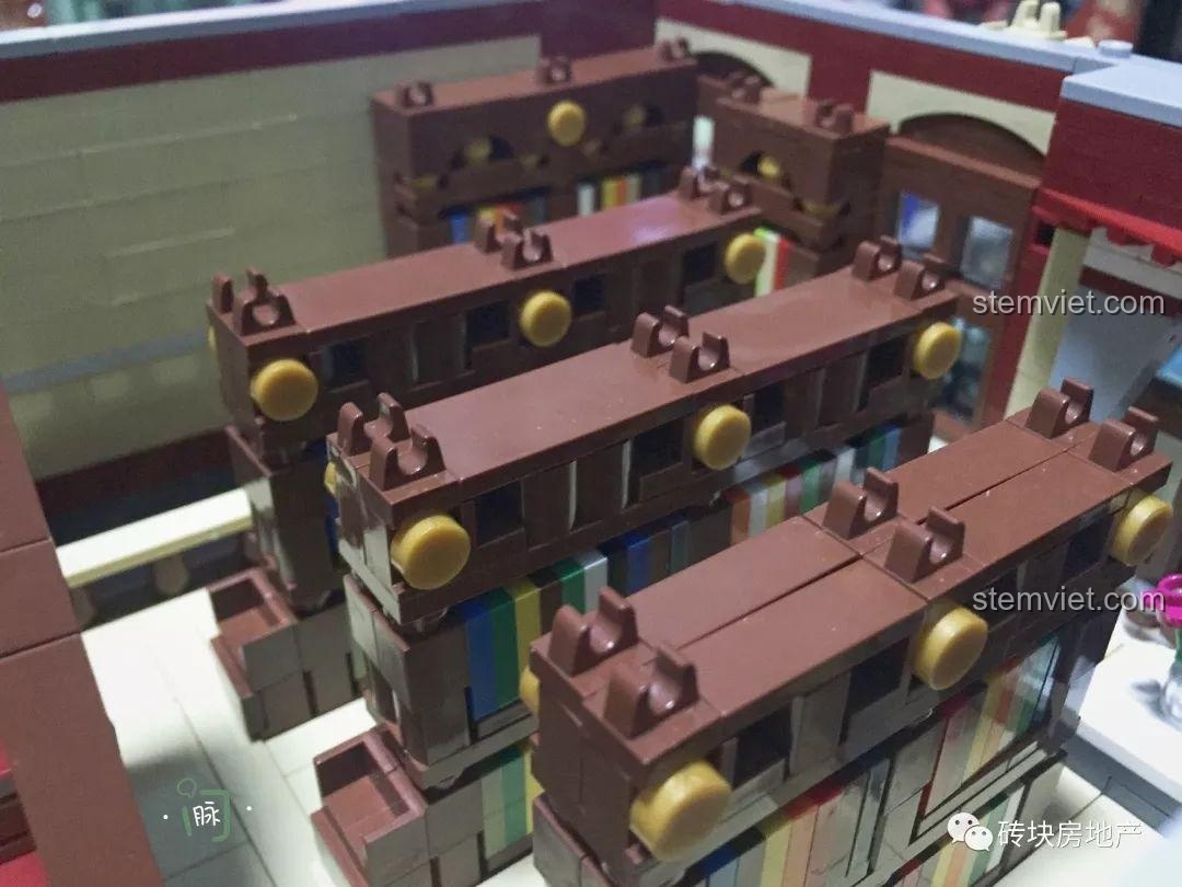 Nội thất hiệu sách trên tầng 2 của mô hình Tòa nhà góc phố 1006.