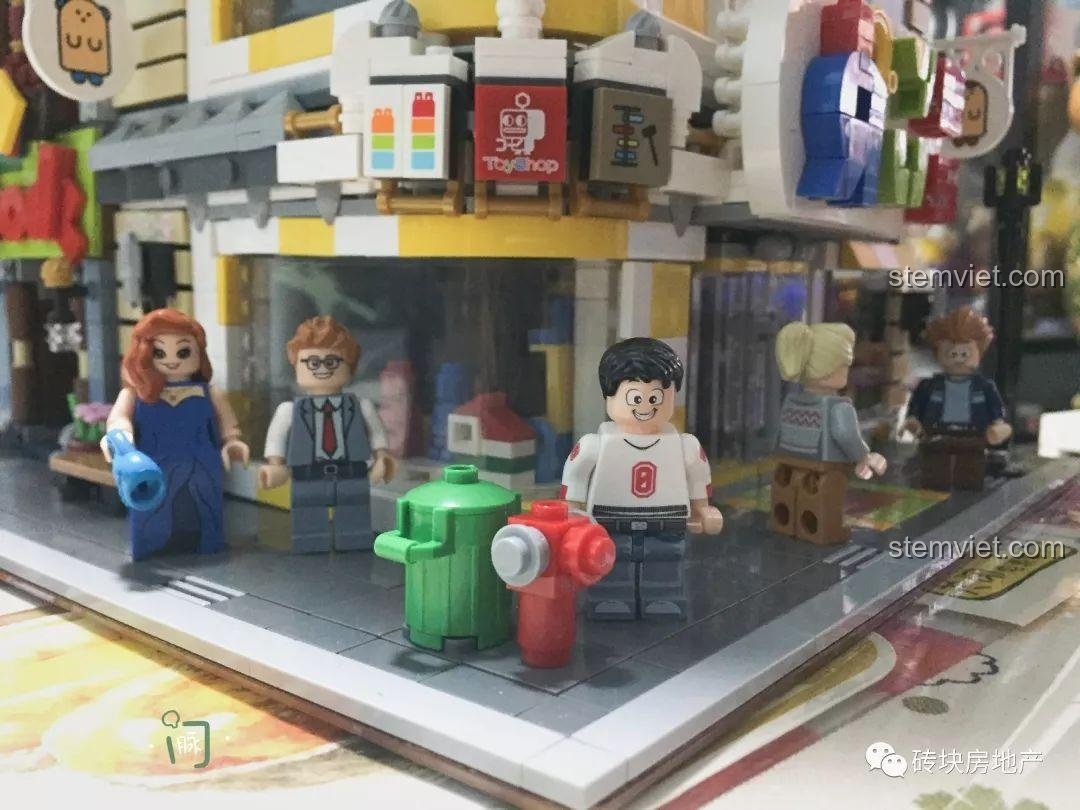 Các kệ sách chi tiết bên trong hiệu sách của bộ xếp hình XB-01006.