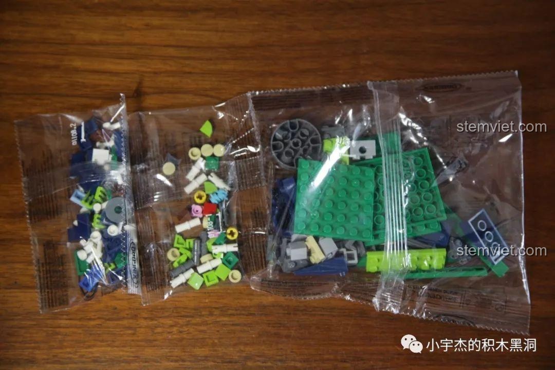 Các túi mảnh ghép được phân loại của đồ chơi xếp hình Đu quay Bạch tuộc XB 01108.