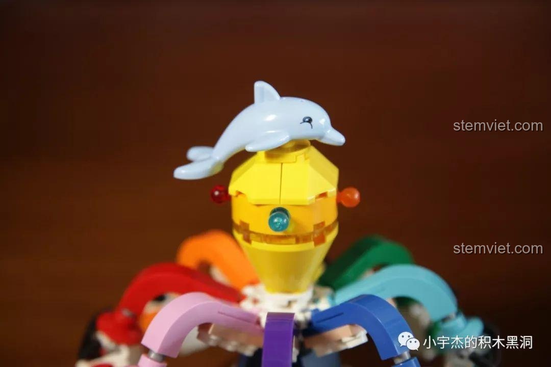 Chi tiết chú cá heo dễ thương trên đỉnh của Vòng quay Bạch tuộc Xingbao.