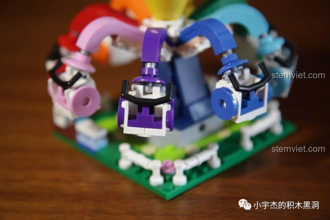 Cận cảnh các cabin đầy màu sắc của bộ đồ chơi Vòng quay Bạch tuộc.