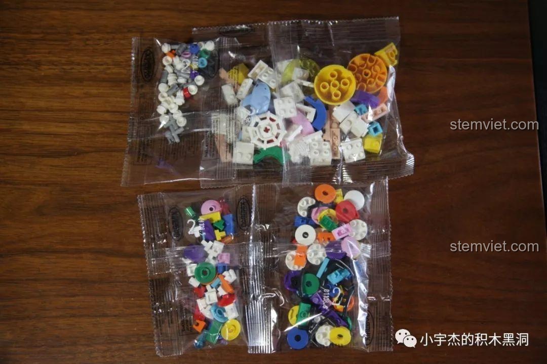 Chi tiết các mảnh ghép nhiều màu sắc của bộ đồ chơi công viên giải trí.