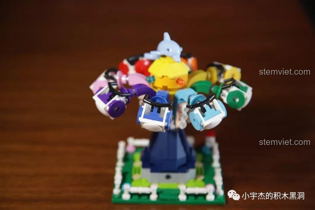 Mô hình Vòng quay Bạch tuộc Xingbao có thể xoay và nâng hạ các tay quay.