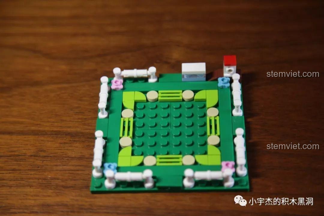 Quá trình lắp ráp phần đế của mô hình Vòng quay Bạch tuộc.