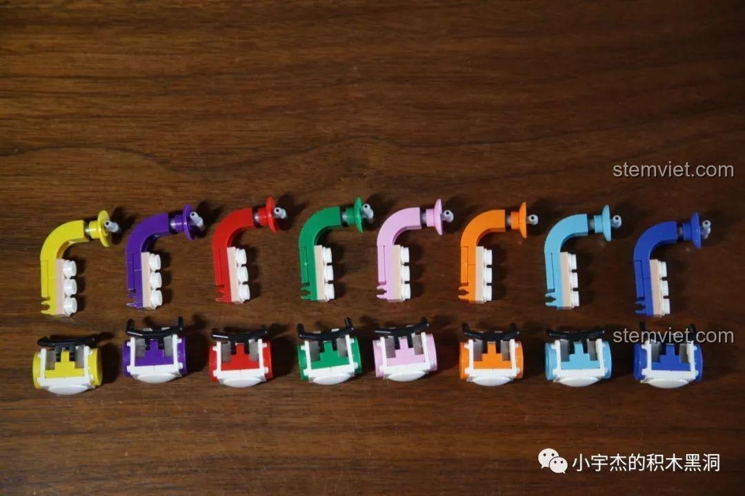 Các tay quay và cabin nhiều màu sắc sau khi lắp ráp từ bộ đồ chơi mô hình XB-01108.