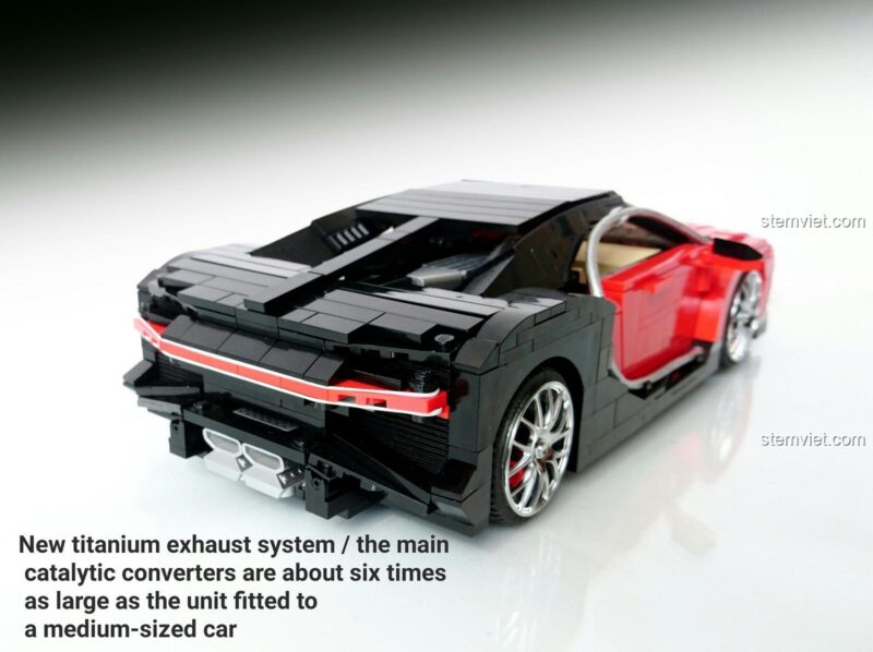 Xe thể thao Bugatti Chiron Xingbao với cánh gió sau đang được nâng lên, thể hiện tính năng khí động học.