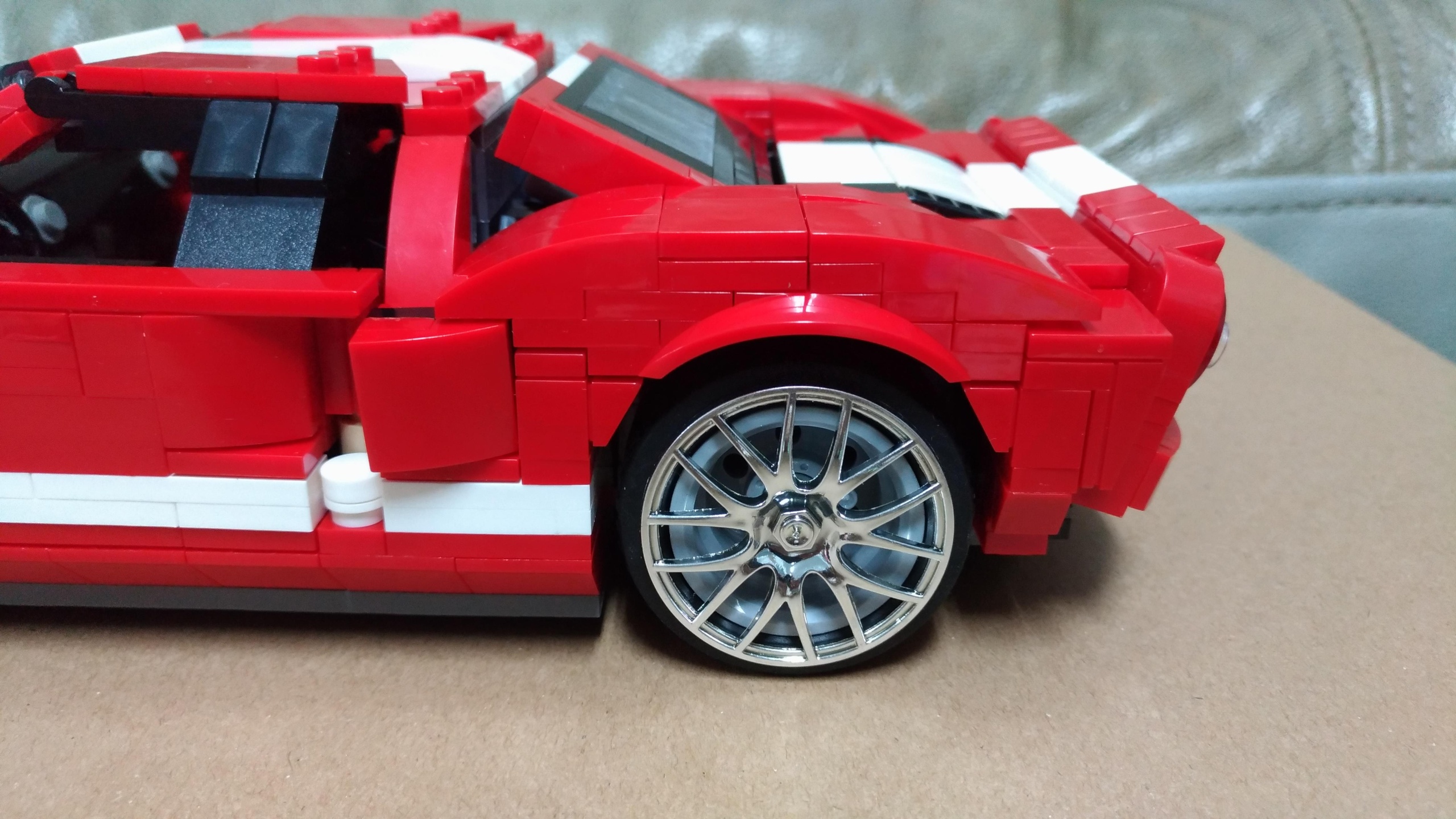 Toàn cảnh mô hình đồ chơi lắp ráp Siêu xe Ford GT 2005 mã XB 03011, màu đỏ trắng nổi bật, một lựa chọn giá tốt cho các bé trai.