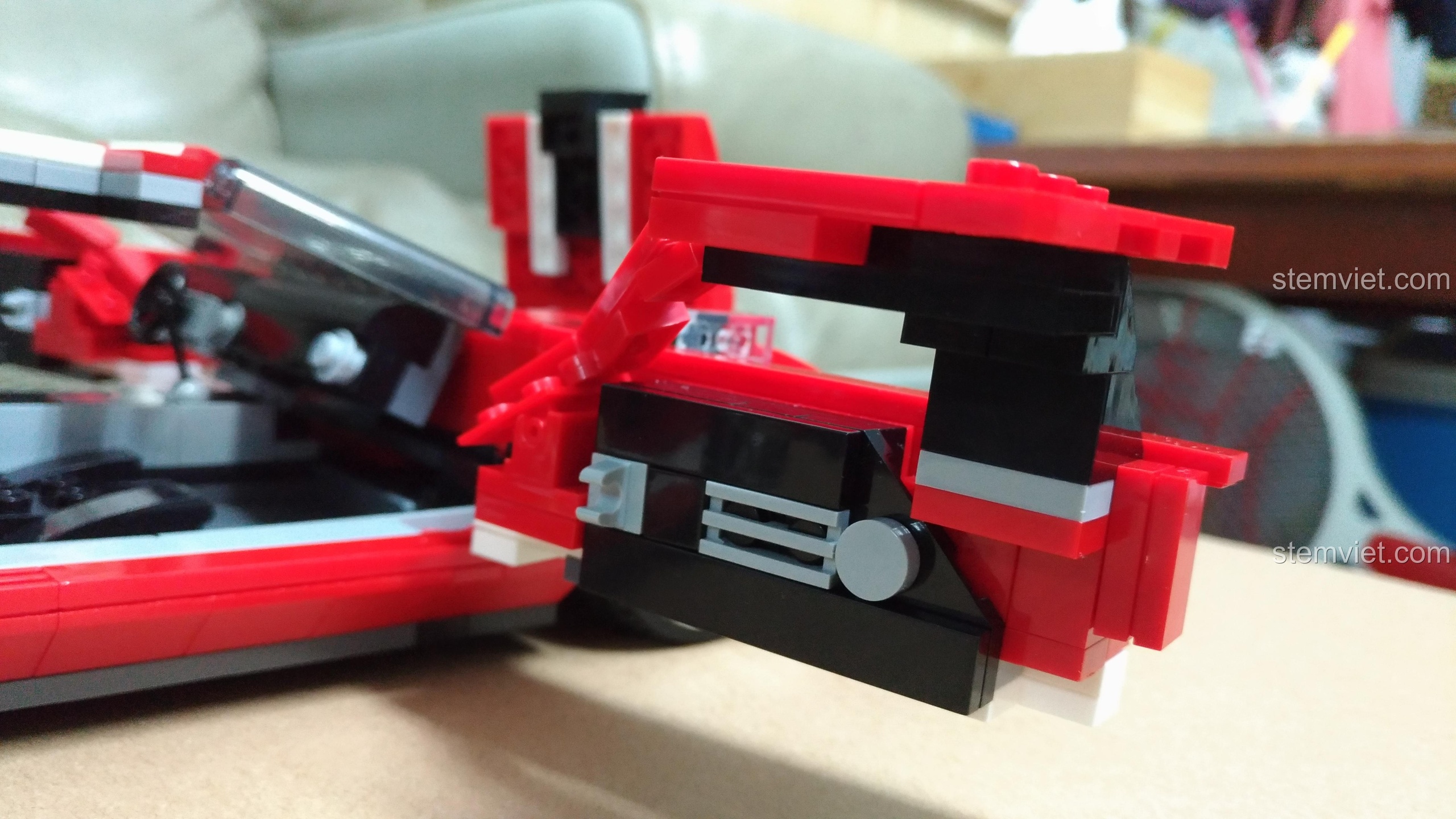 Khoang động cơ của đồ chơi mô hình Siêu xe Ford GT 2005 XB 03011 nhìn từ trên, cho thấy sự phức tạp và tinh xảo trong thiết kế.