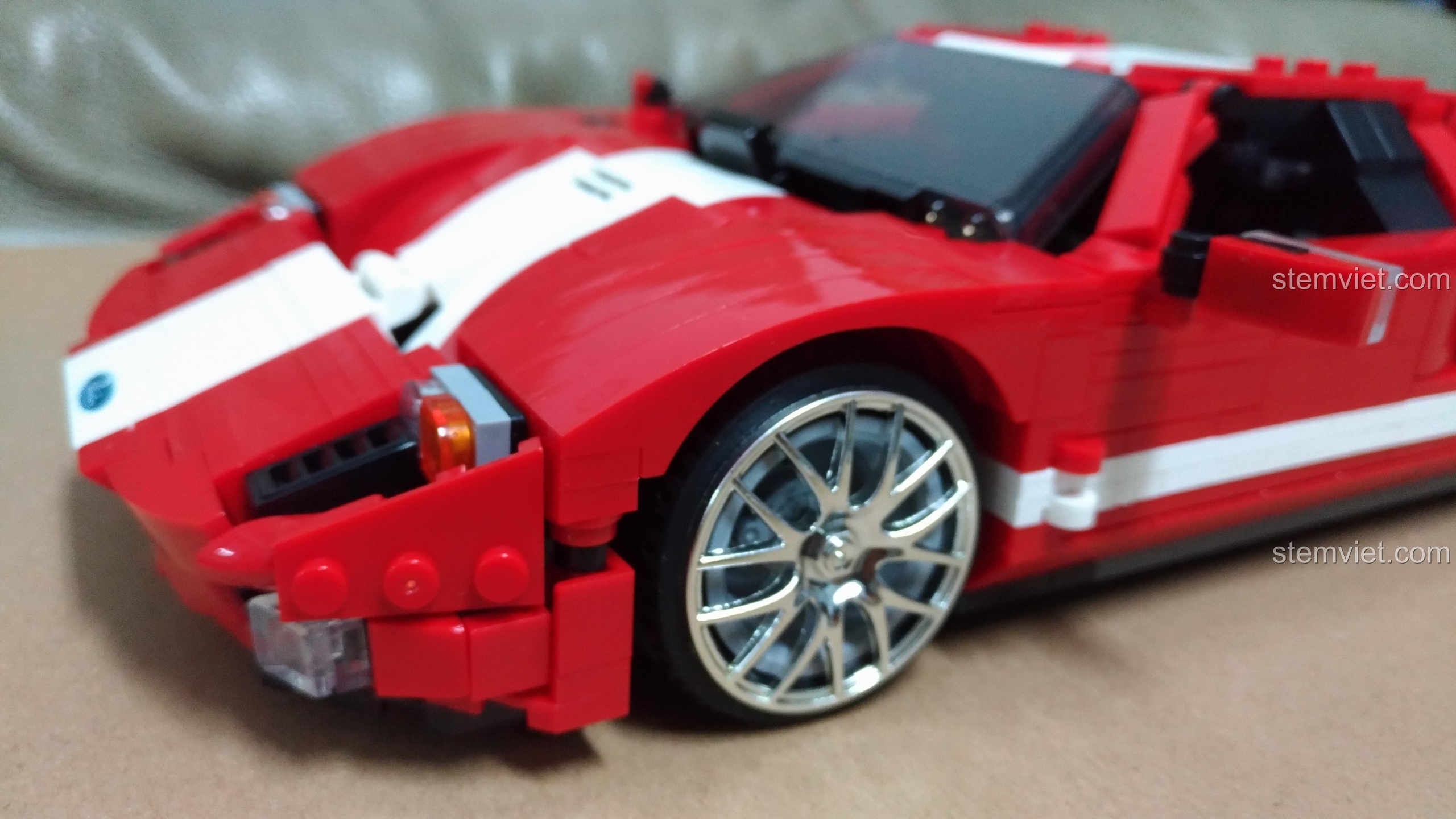 Phần đuôi xe của bộ xếp hình Xingbao XB-03011 với ống xả kép và biển số 'RED PHANTOM', thể hiện sự mạnh mẽ của Mô hình Ford GT.