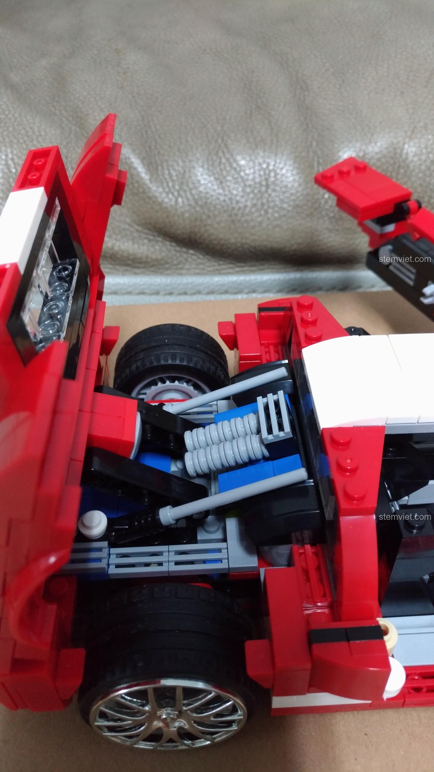 Hình ảnh trùng lặp: Toàn bộ cửa và nắp capo của Siêu xe Ford GT 2005 XB-03011 được mở ra.