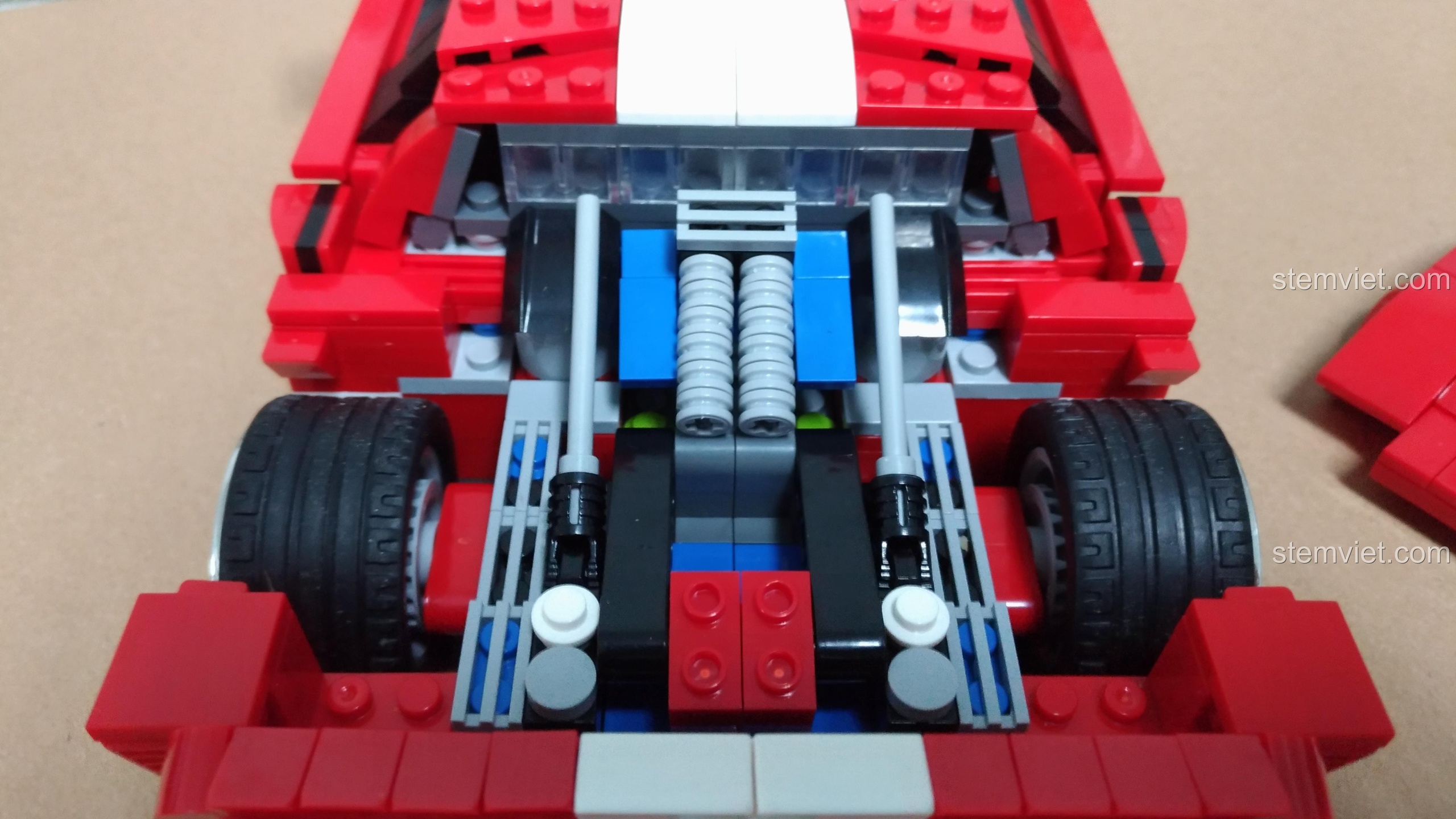 Cận cảnh khoang động cơ V8 chi tiết của bộ lắp ghép Xe đua Ford GT Xingbao, một điểm cộng cho người chơi yêu thích kỹ thuật.