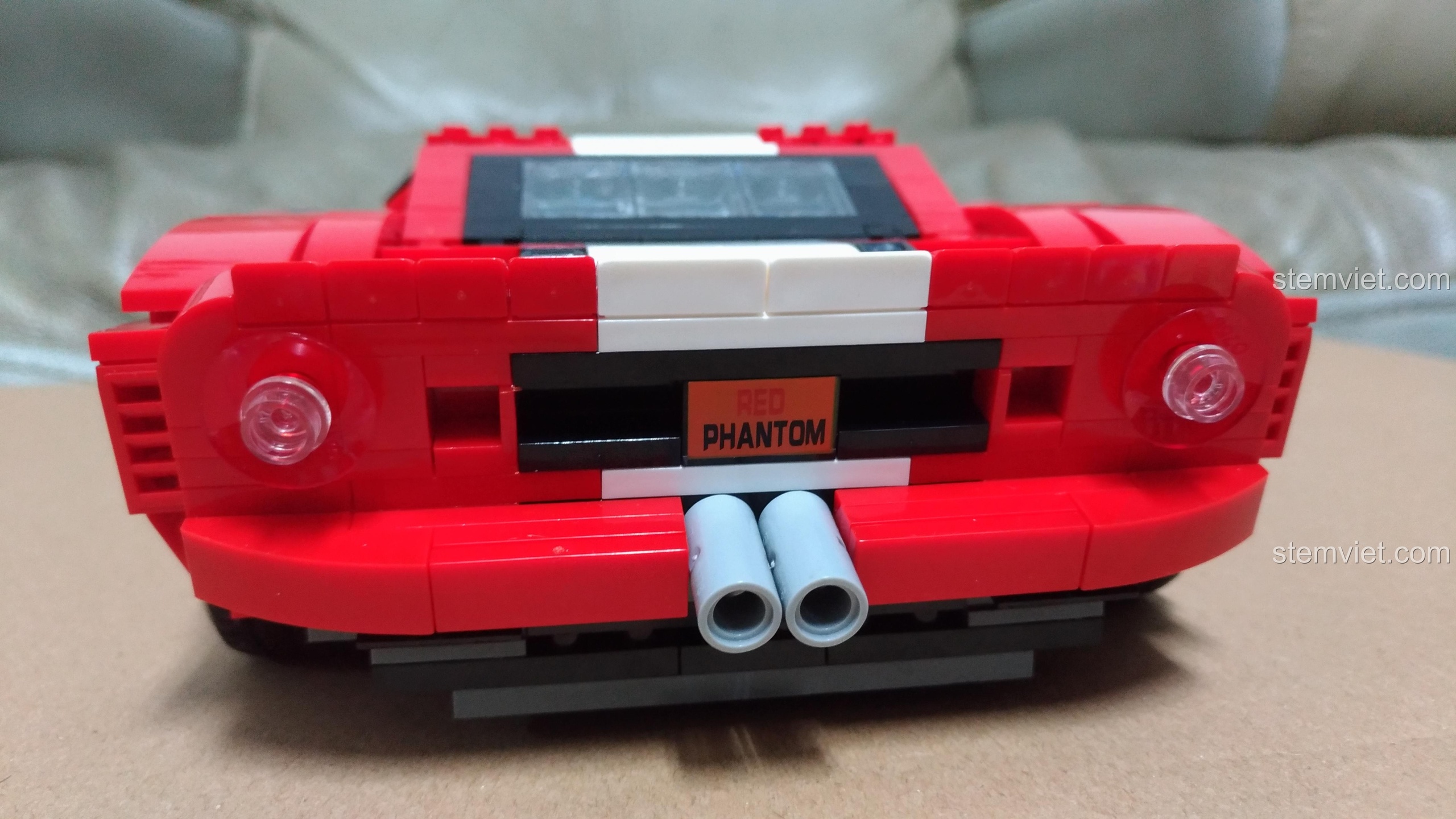 Mô hình Ford GT XB03011 với cửa xe đang mở, khoe trọn nội thất bên trong, một điểm nhấn của bộ đồ chơi mô hình này.