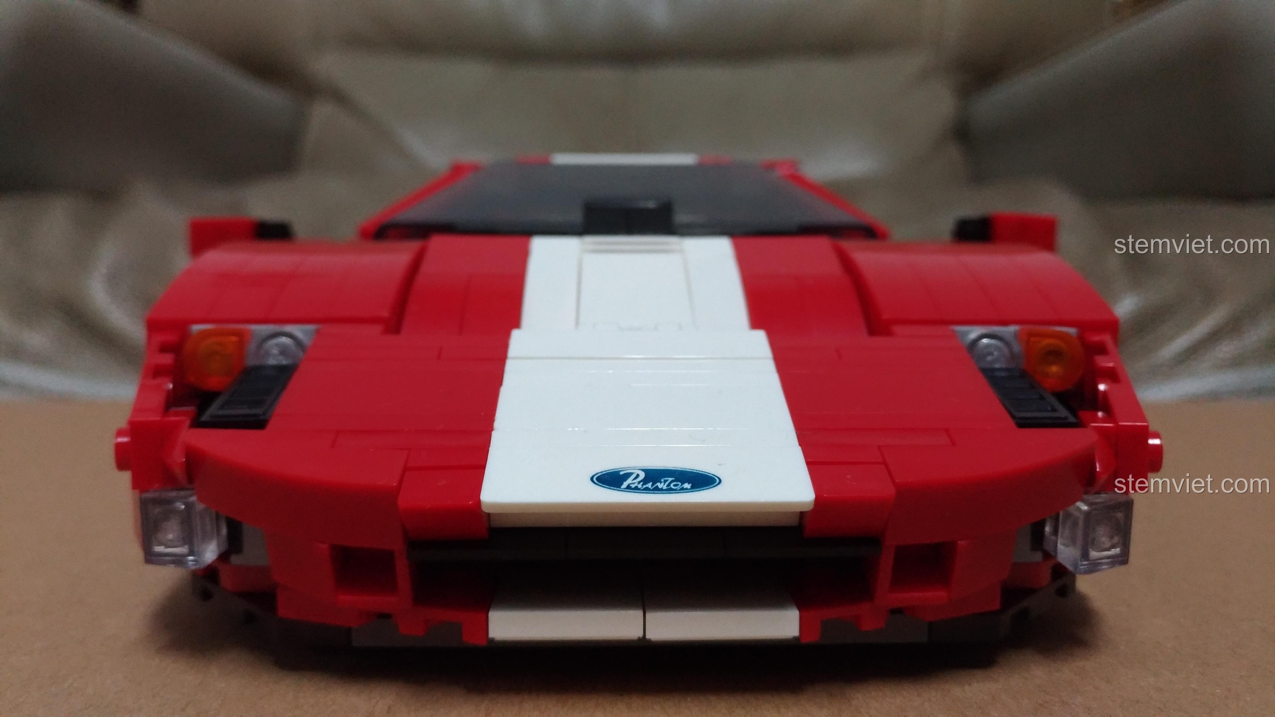 Góc nhìn từ trên xuống của Bóng ma đỏ Ford GT mã 03011, nổi bật với sọc trắng chạy dọc thân xe, một thiết kế kinh điển.