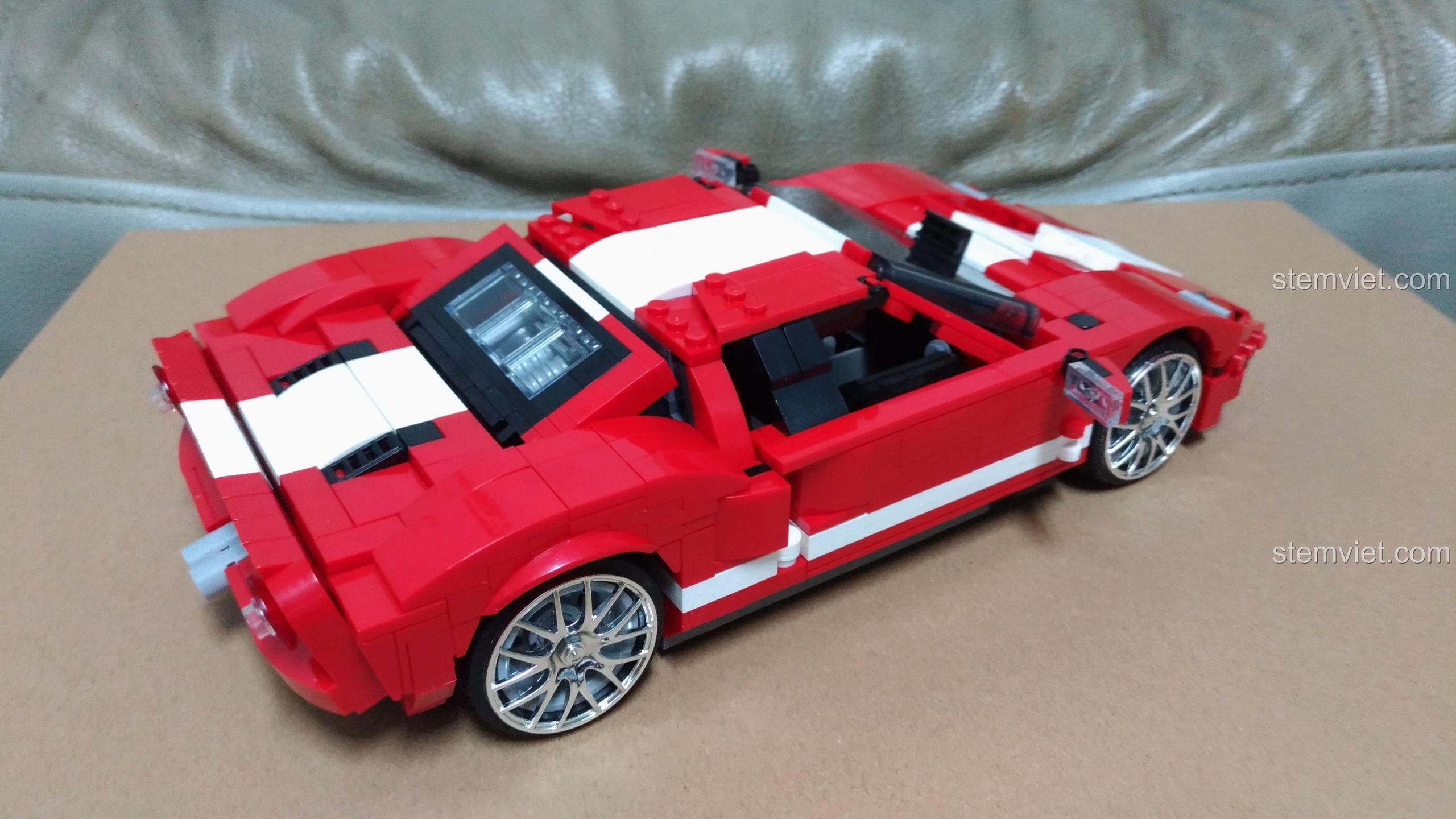 Phần đầu xe của bộ xếp hình Xingbao 3011 với logo Phantom, một chi tiết độc đáo trên mô hình Siêu xe Ford GT 2005.