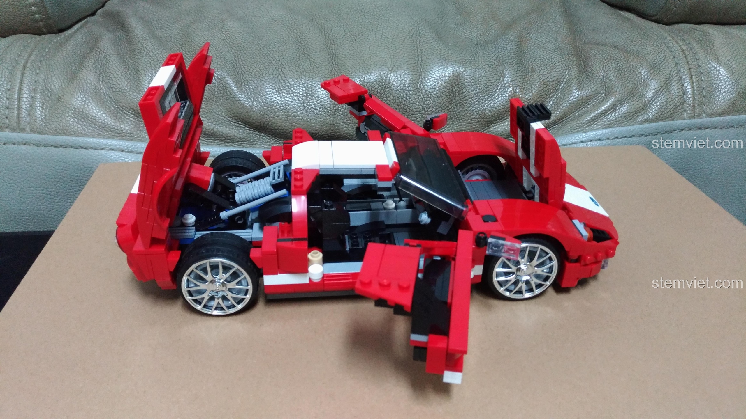 Toàn bộ cửa và nắp capo của Siêu xe Ford GT 2005 XB-03011 được mở ra, thể hiện khả năng tương tác của mô hình.