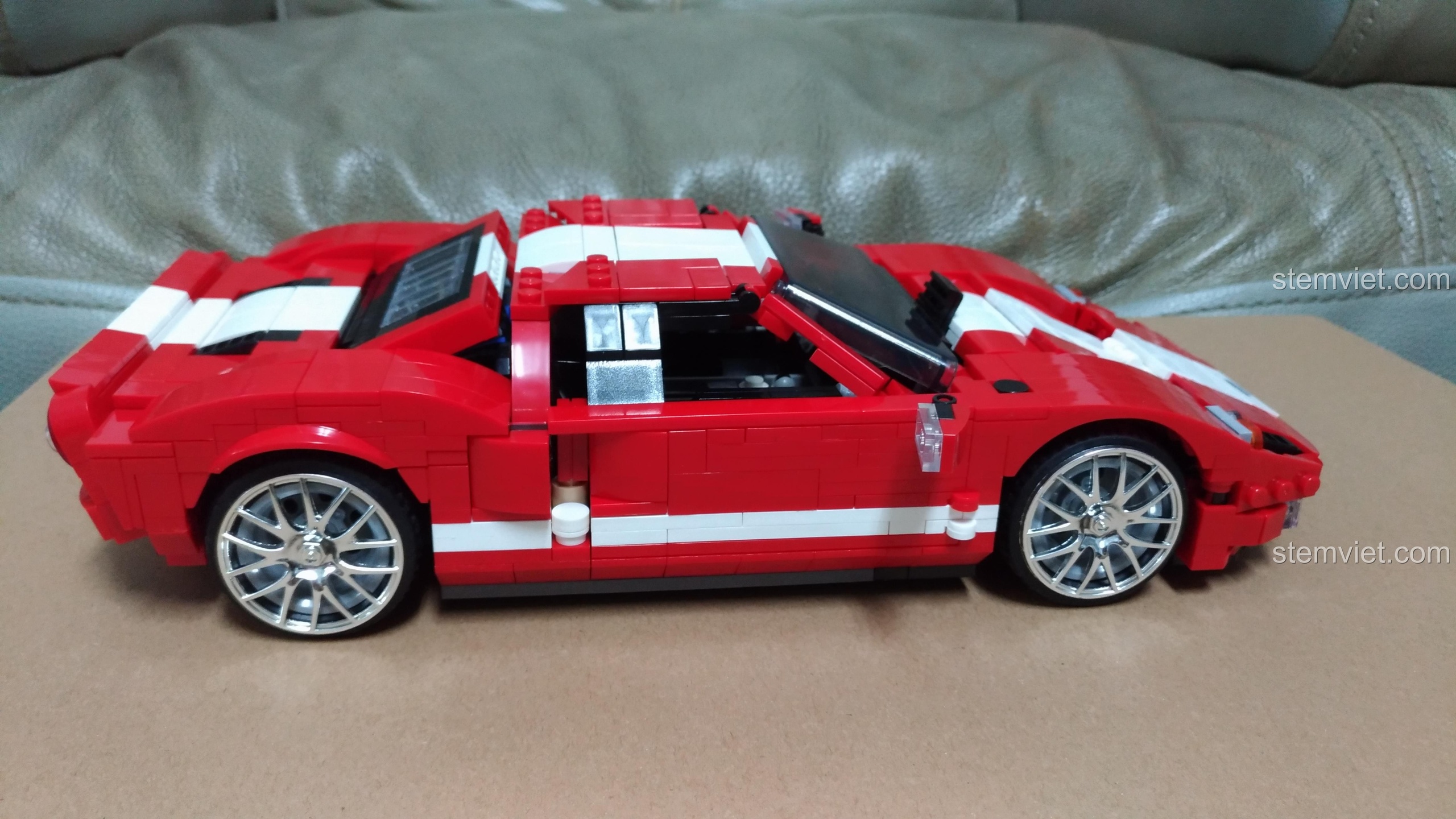 Chi tiết phần đầu xe của đồ chơi mô hình Xe đua Ford GT từ Xingbao, mã XB03011, với thiết kế đèn pha và lưới tản nhiệt tinh xảo.