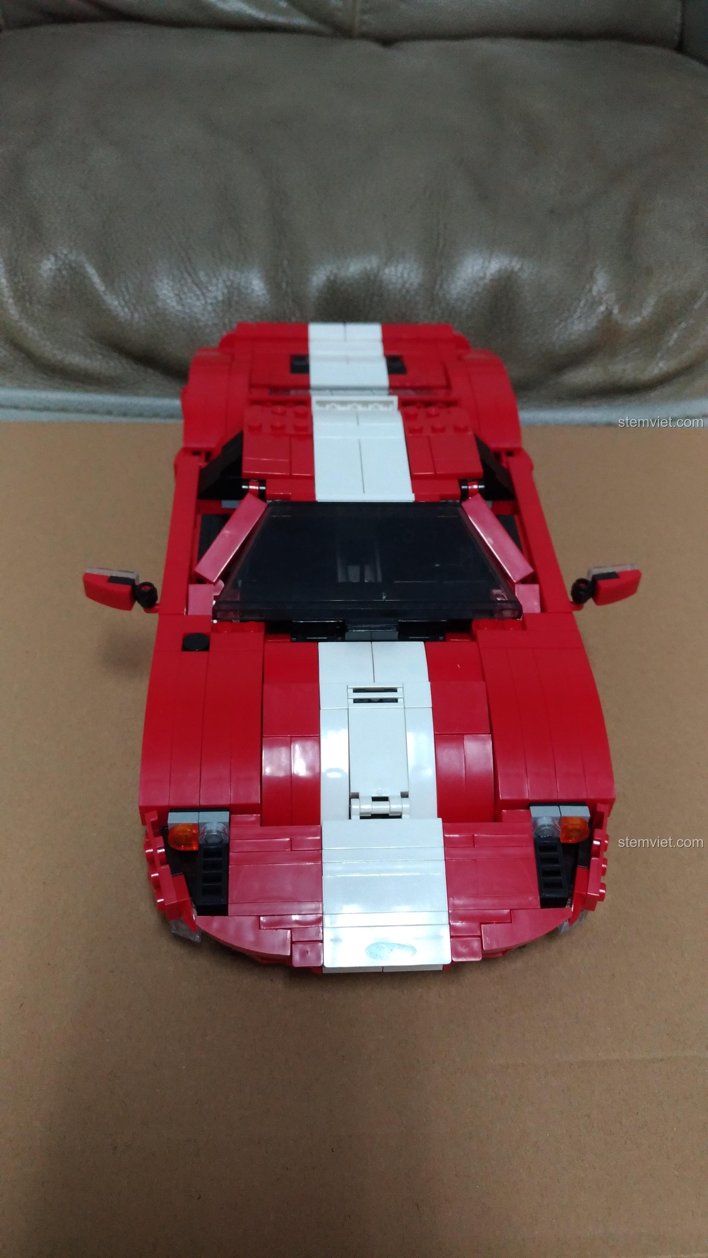 Góc nhìn từ bên hông của bộ lắp ghép Xe đua Ford GT Xingbao, cho thấy các đường nét thiết kế khí động học mượt mà.