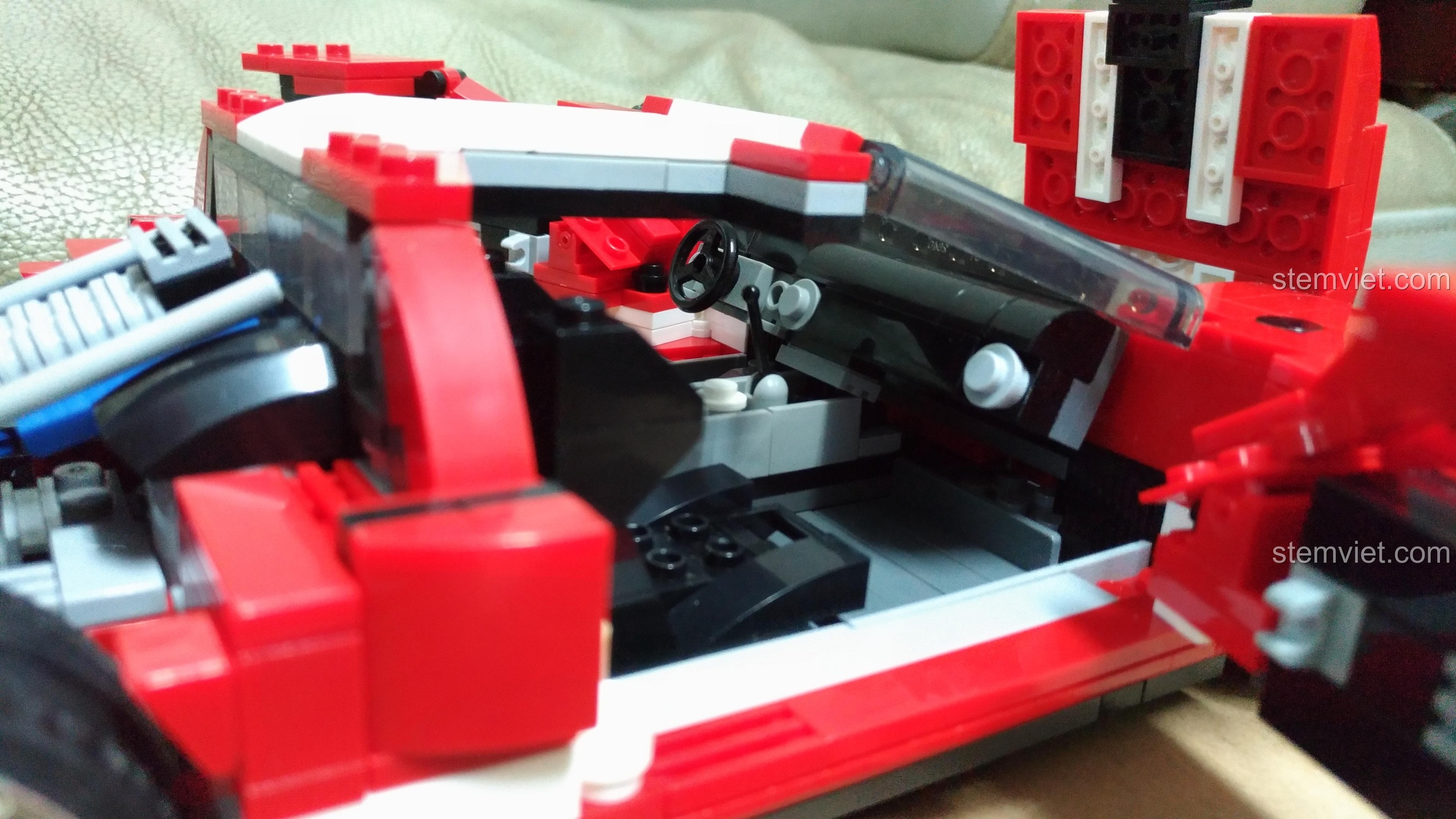 Nội thất chi tiết bên trong của đồ chơi lắp ráp Mô hình Ford GT, bao gồm vô lăng, cần số và ghế ngồi thể thao.