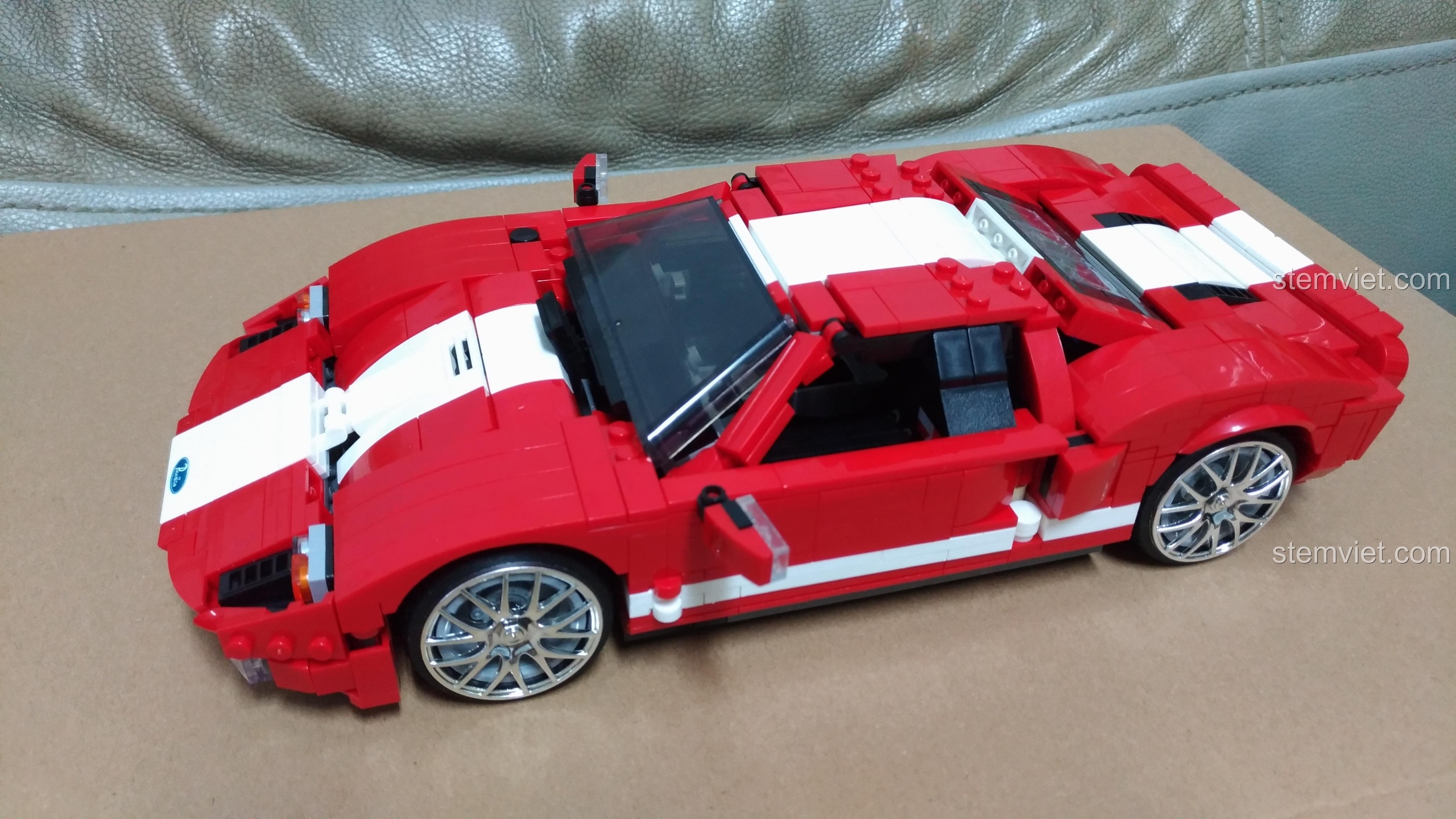 Cận cảnh bánh xe mạ chrome sáng bóng của bộ lắp ghép Siêu xe Ford GT 2005, một sản phẩm của Xingbao mã XB-03011 dành cho con trai 7 tuổi.