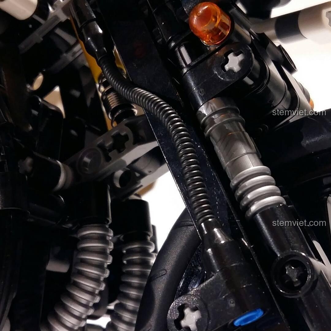 đồ chơi mô hình XINGBAO XB-03019, cận cảnh chi tiết giảm xóc và hệ thống cơ khí, bộ lắp ráp kỹ thuật cho bé trai yêu thích xe cộ.