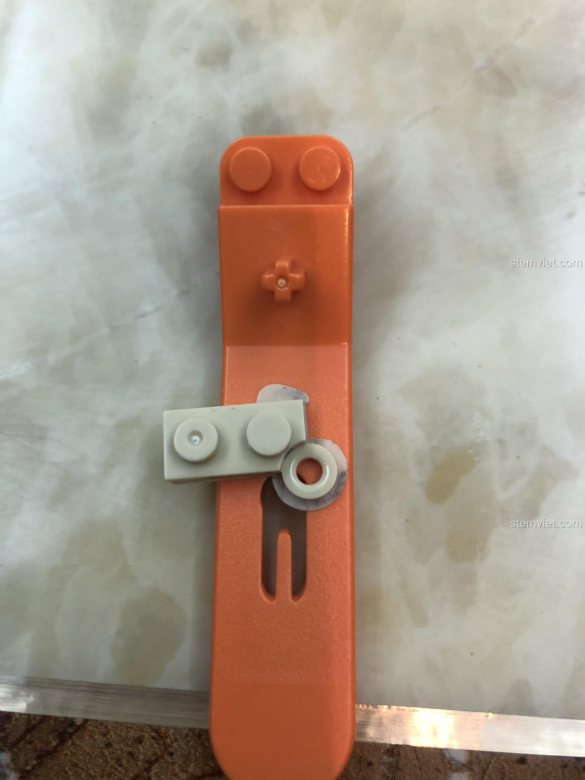 Ảnh chụp hộp và sách hướng dẫn của bộ lắp ghép Hộp nhạc Lâu Đài Trên Không.