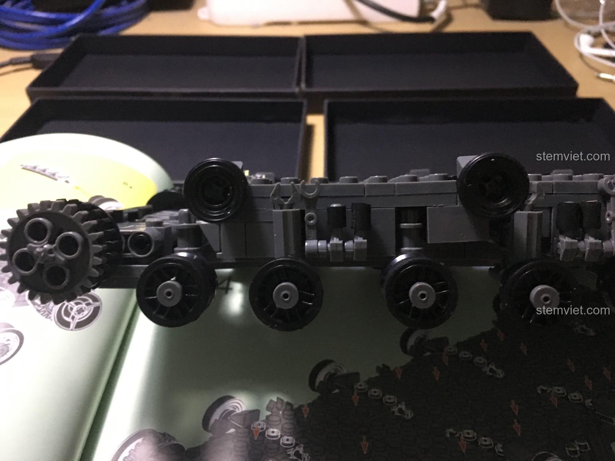 Cận cảnh hệ thống bánh xích của mô hình xe tăng T-92, một sản phẩm đồ chơi xây dựng ấn tượng.