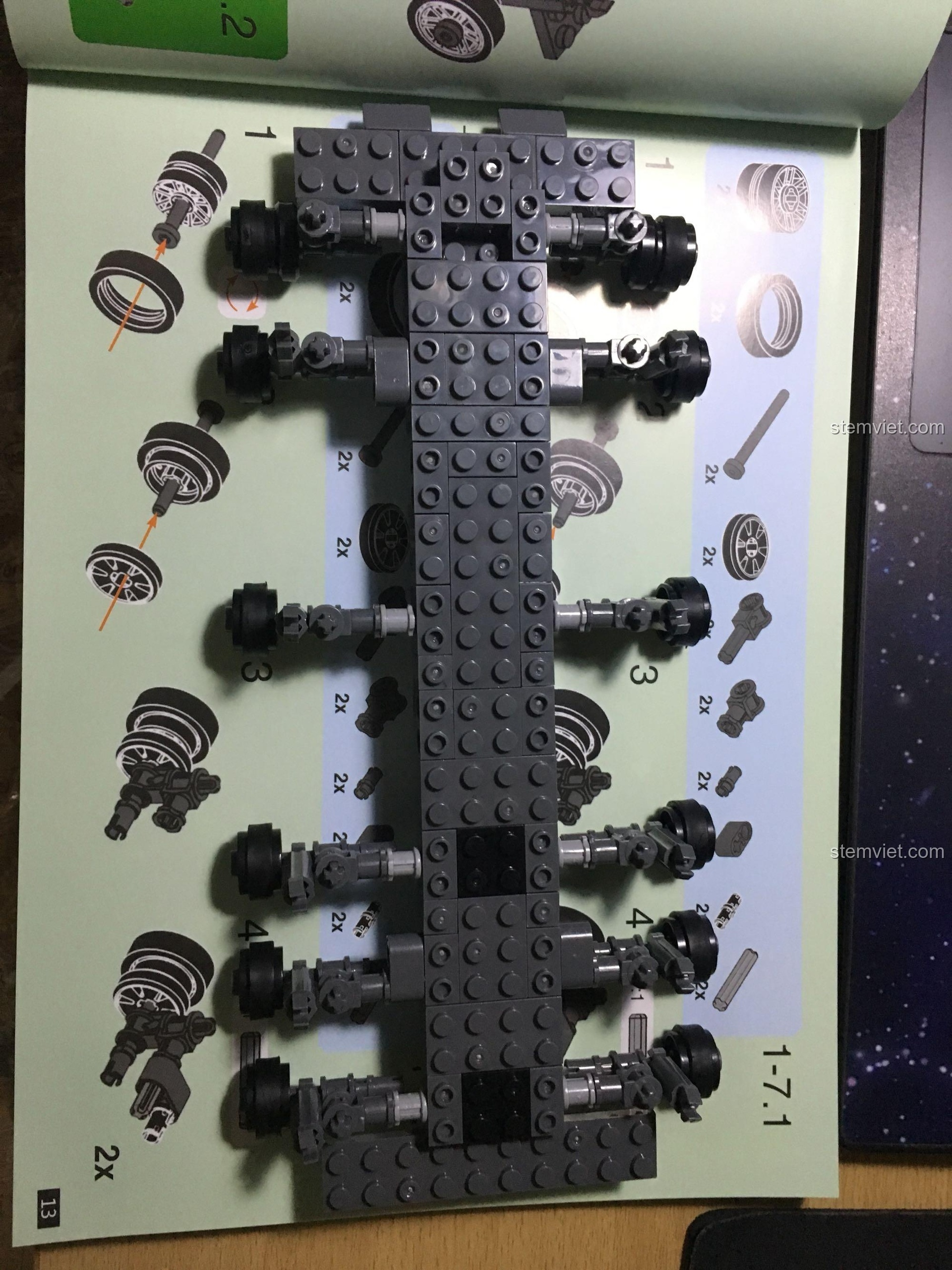 Chi tiết hệ thống treo của bộ lắp ráp XINGBAO XB-06001, thể hiện sự phức tạp của mô hình.