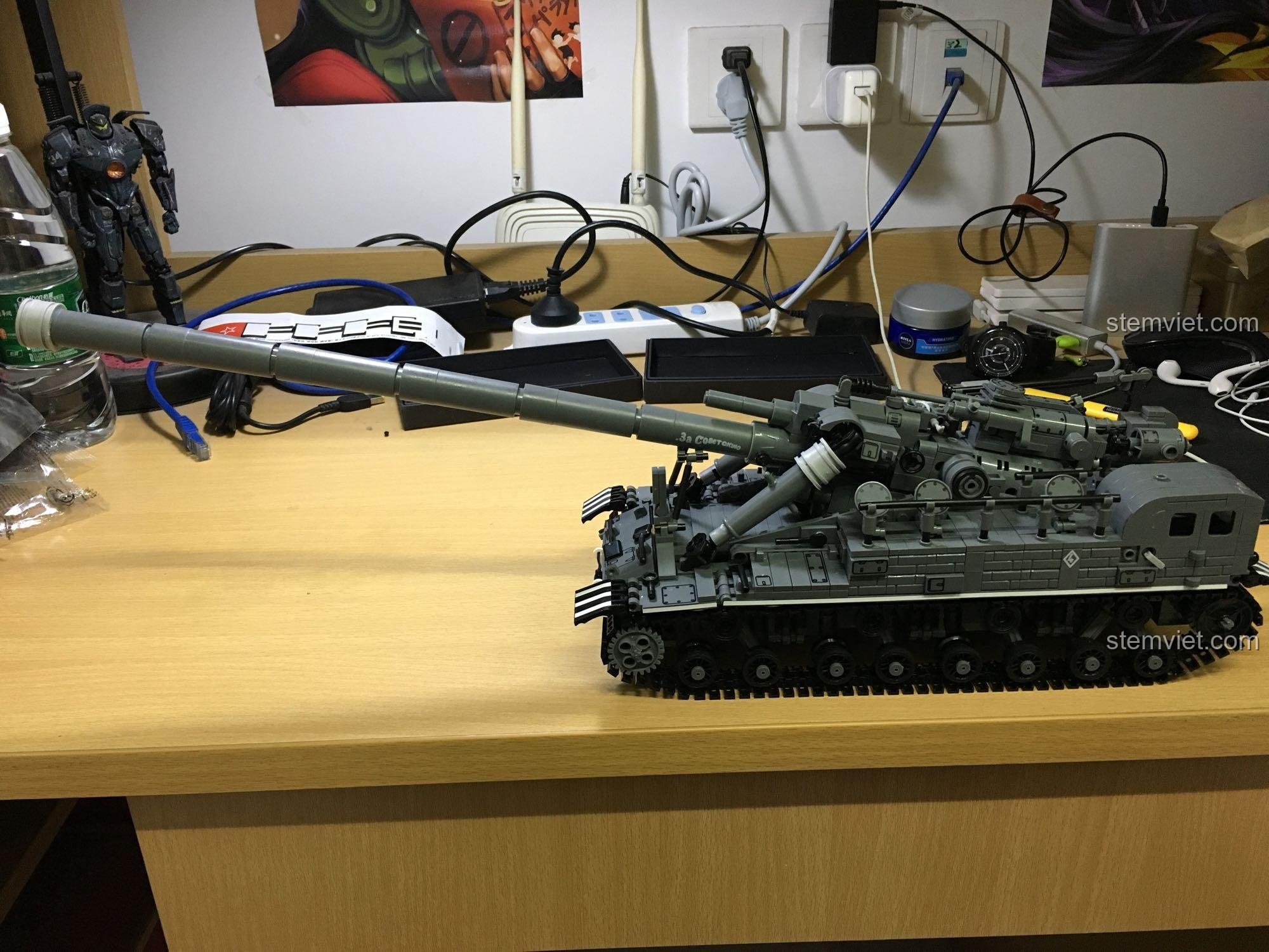 Mô hình pháo tự hành T-92 đang được lắp ráp trên bàn làm việc.