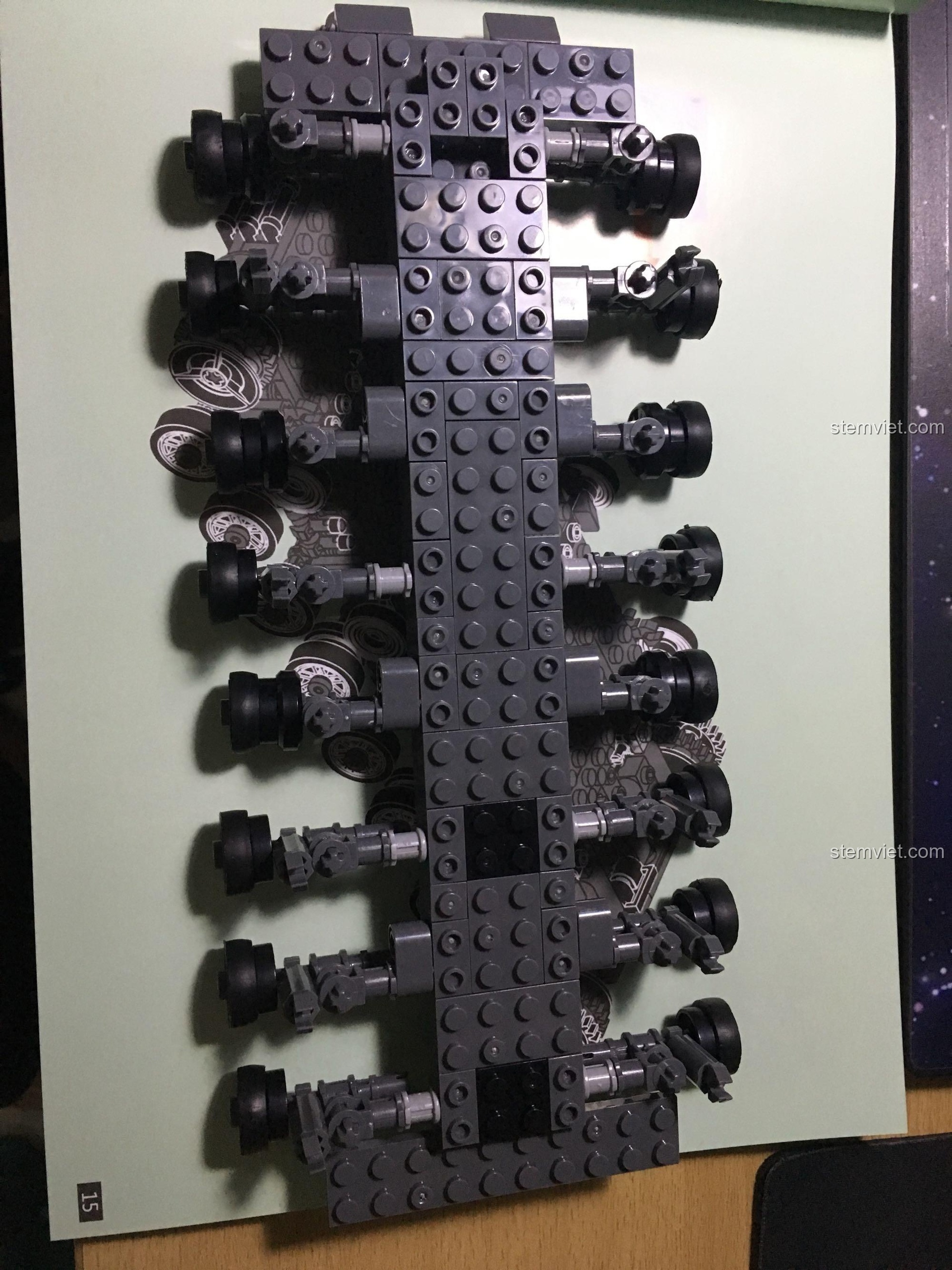 Khung gầm xe tăng T-92 đang dần hoàn thiện với đầy đủ các bánh xe, một sản phẩm của XINGBAO.