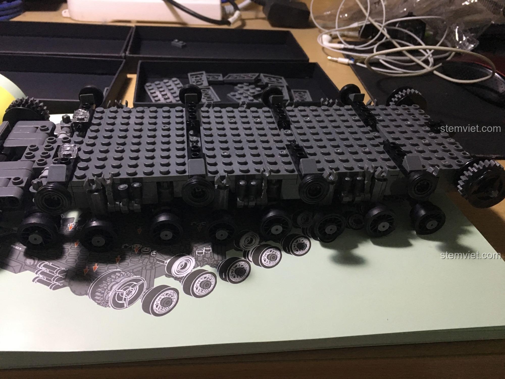 Người dùng đang lắp ráp các bánh xe nhỏ cho mô hình pháo tự hành T-92, mã XB-06001.