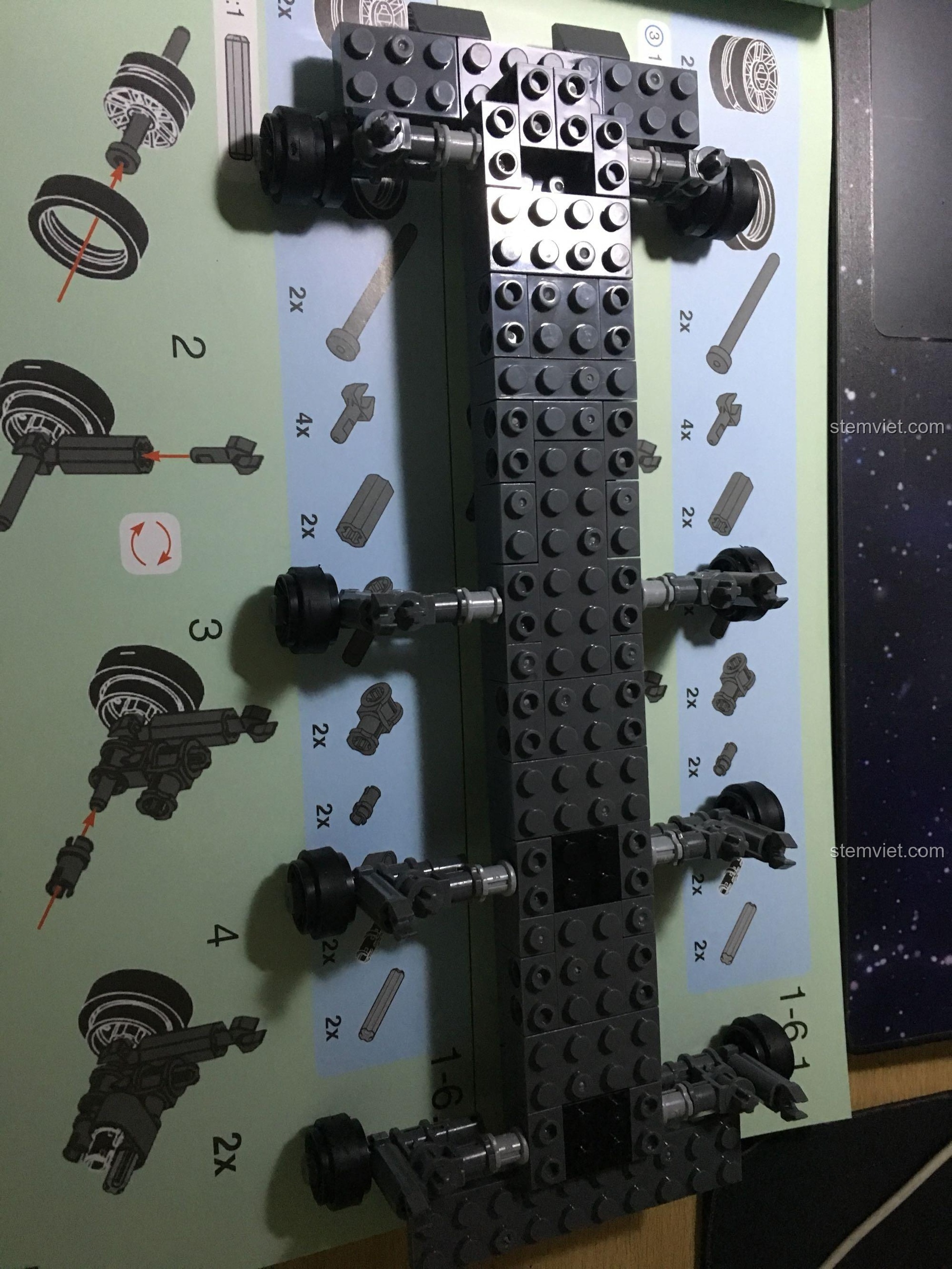 Quá trình lắp ráp khung gầm của đồ chơi xây dựng 6001, mô hình xe tăng T-92.