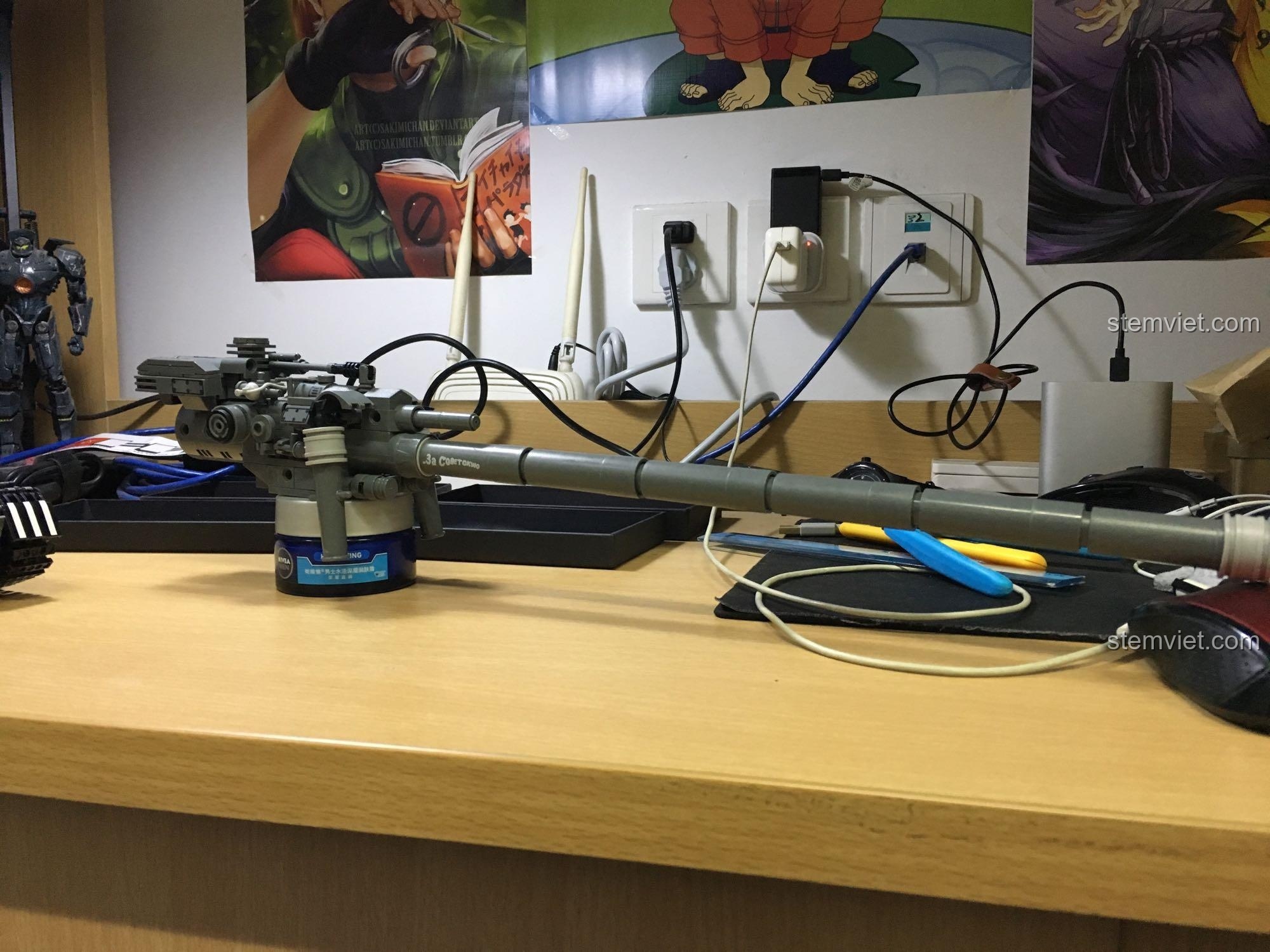 Góc nhìn từ trên xuống của cụm pháo chính, thể hiện độ chi tiết cao của mô hình.