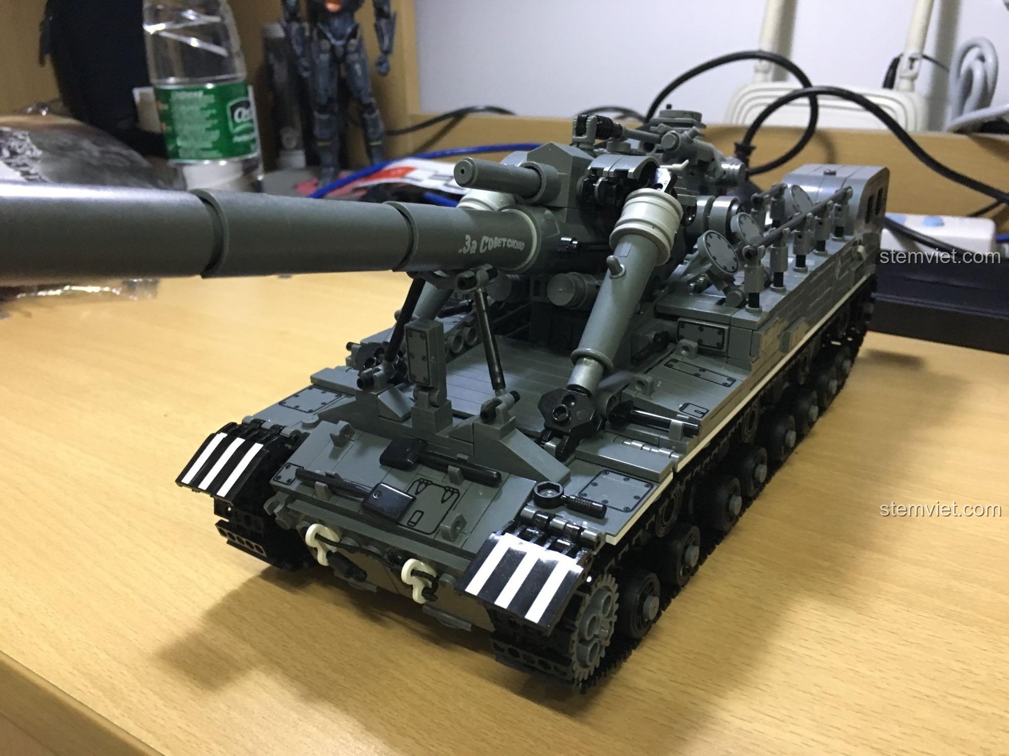 Mặt sau của mô hình pháo tự hành T-92, cho thấy các chi tiết động cơ và ống xả.