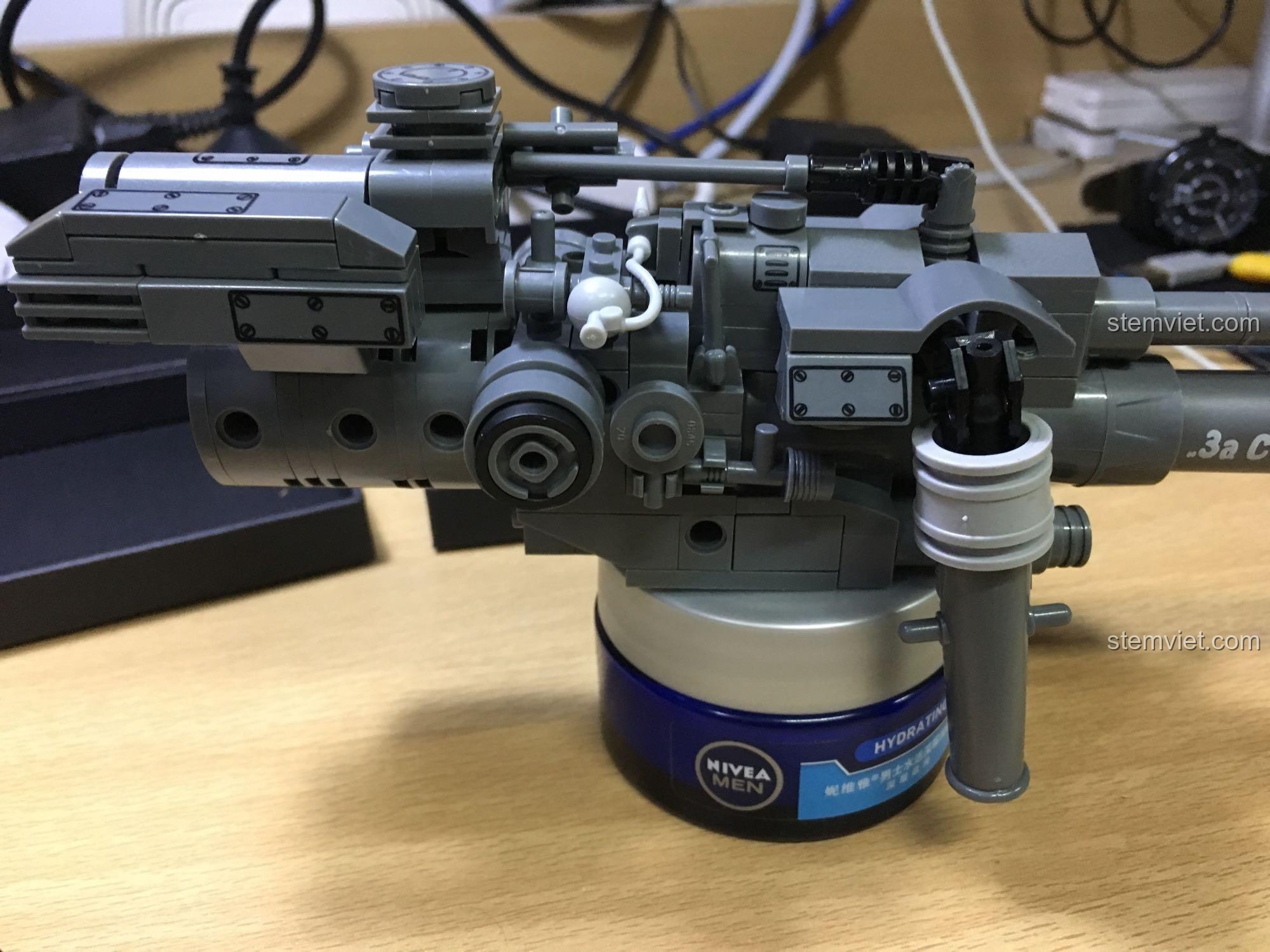 Mô hình xe tăng T-92 với các chi tiết phức tạp, một thử thách thú vị cho bé trai 12 tuổi.