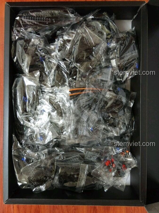 Quá trình lắp ráp một bộ phận cơ khí của xe tăng KV-2.