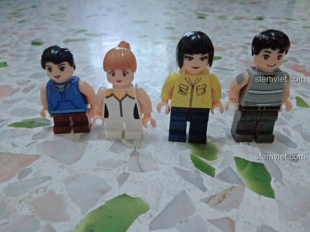 Mặt sau của bốn nhân vật minifigure, cho thấy chi tiết in hai mặt.