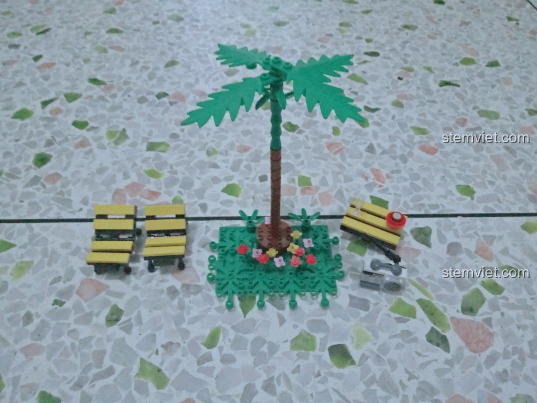 Chi tiết khoang động cơ của xe hơi cổ điển với mui xe có thể mở lên.