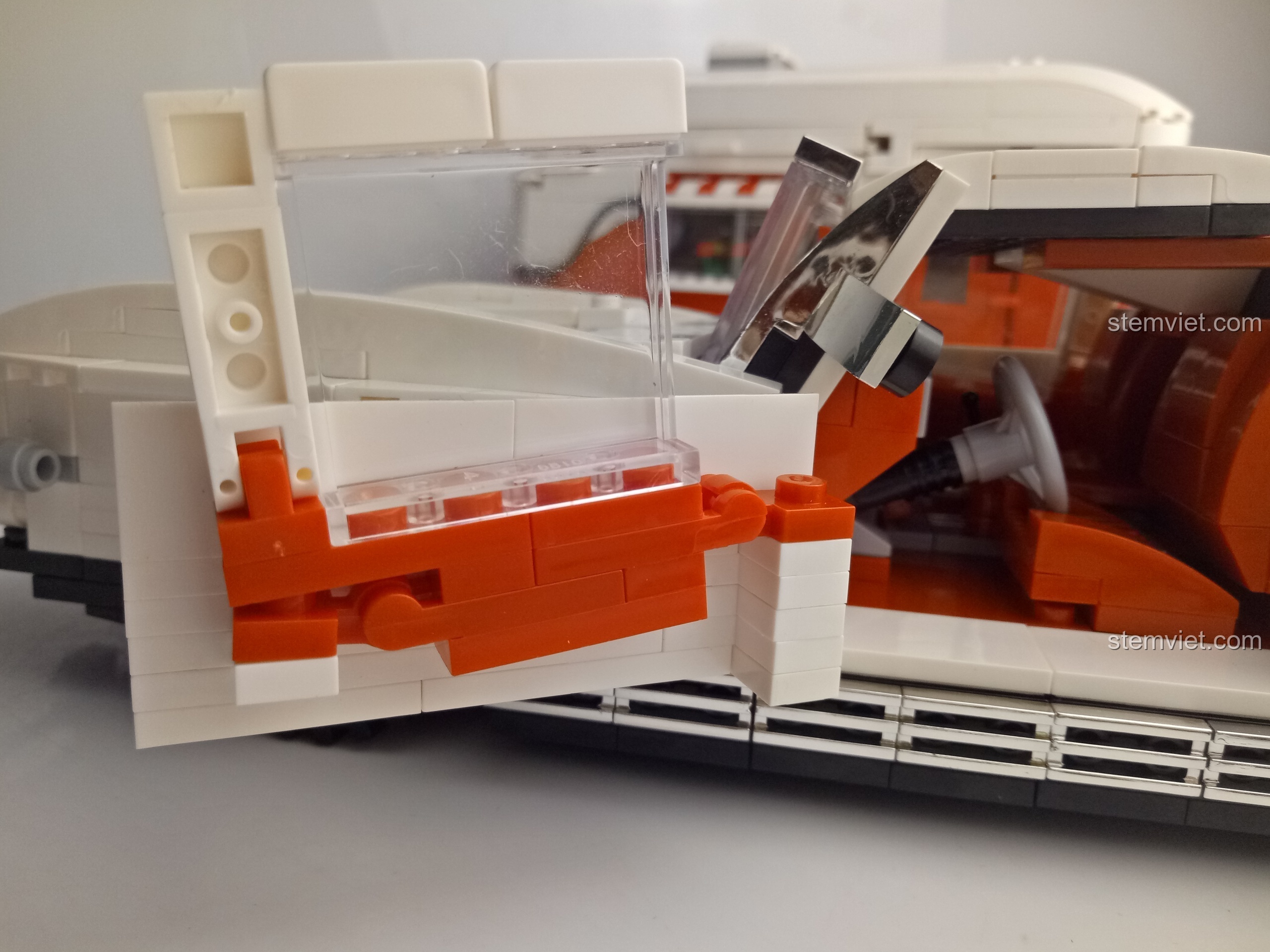 Góc nhìn bên hông xe hơi cổ điển với các chi tiết mạ chrome và thiết kế tinh xảo.