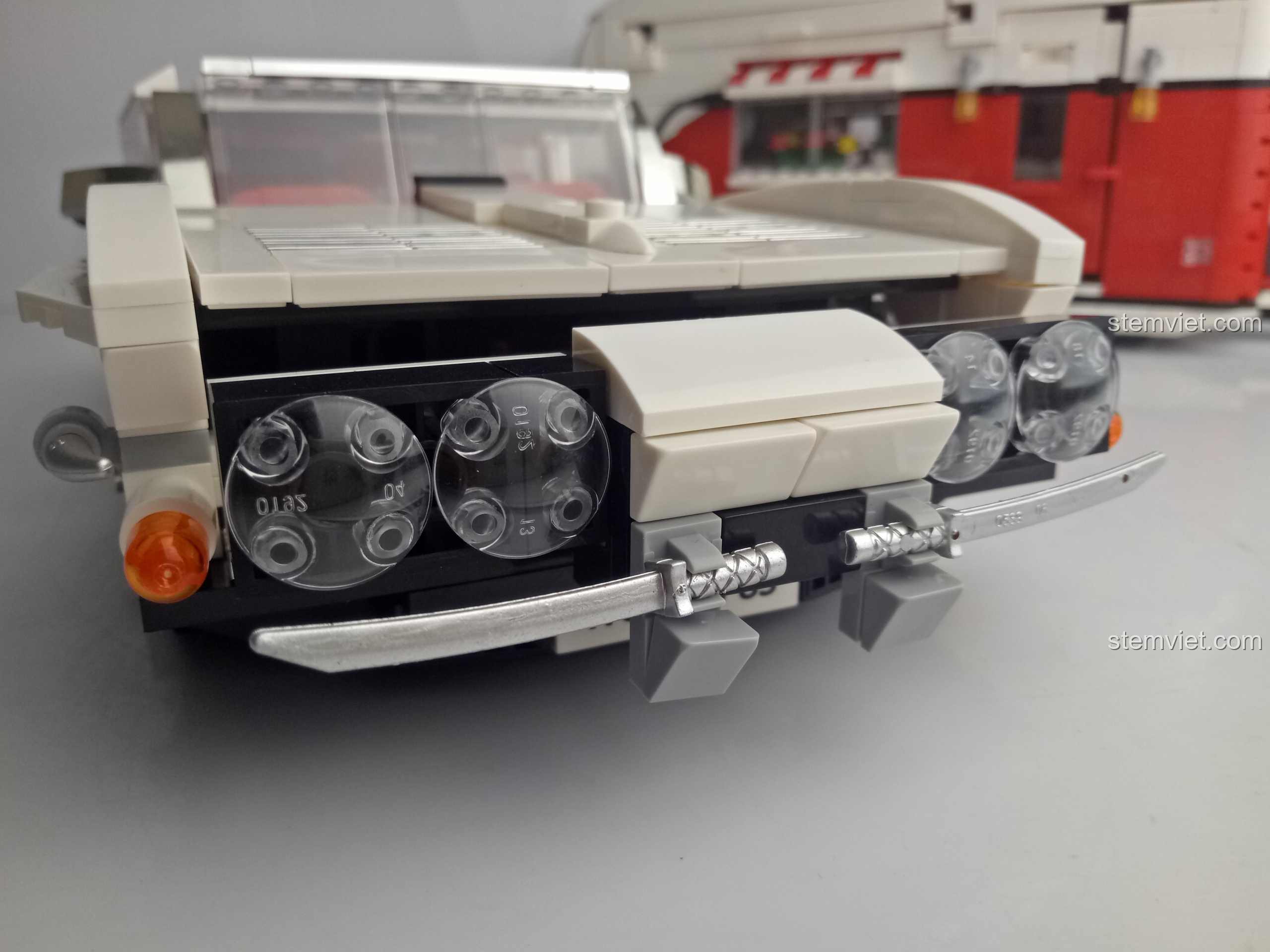 Cửa xe hơi cổ điển có thể mở ra, để lộ nội thất màu đỏ bên trong.