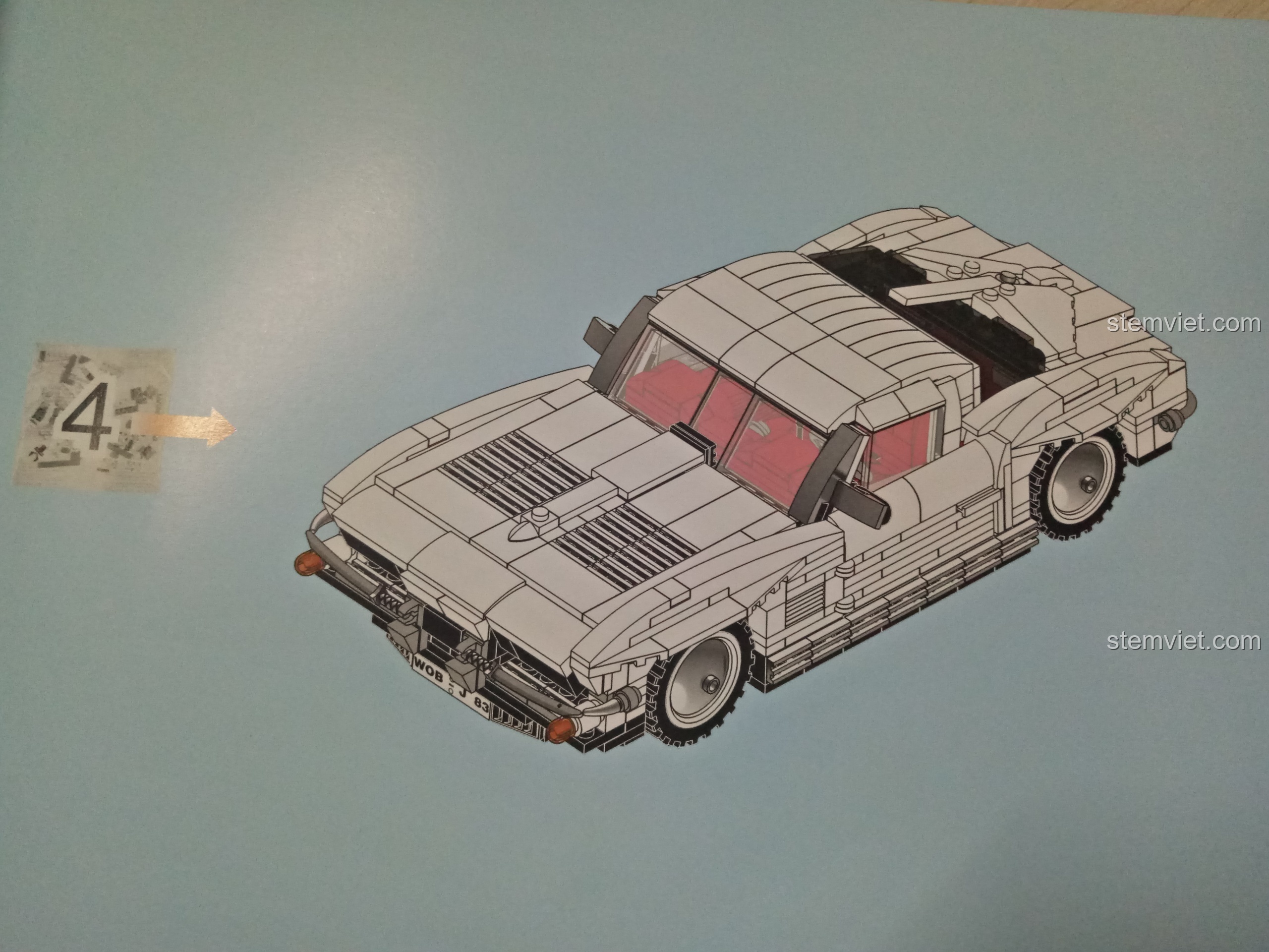 Mô hình xe hơi cổ điển màu trắng đã hoàn thiện với các chi tiết mạ chrome sáng bóng.