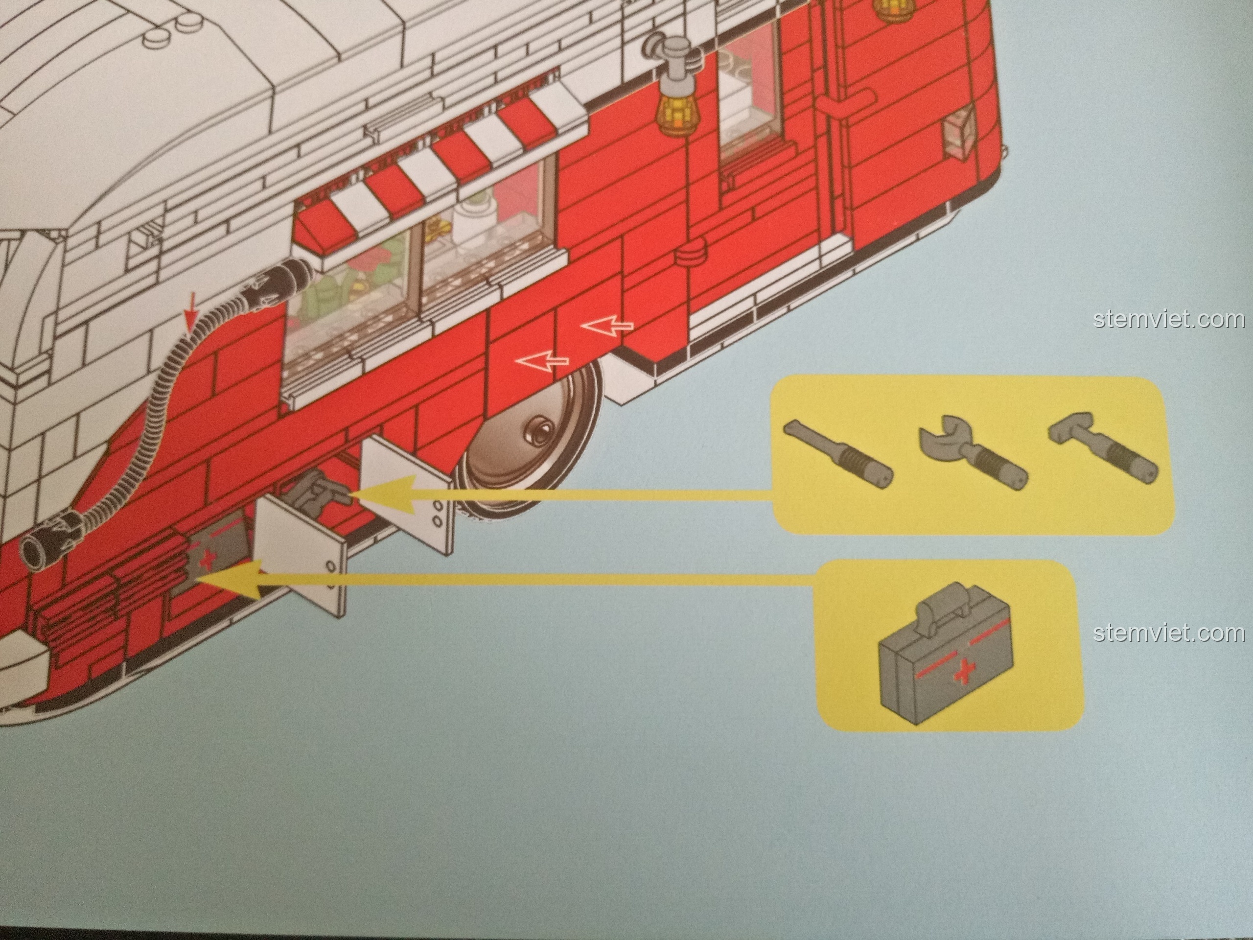 Các chi tiết nội thất nhỏ như bồn rửa, bếp, bàn ăn, sofa được lắp ráp riêng.